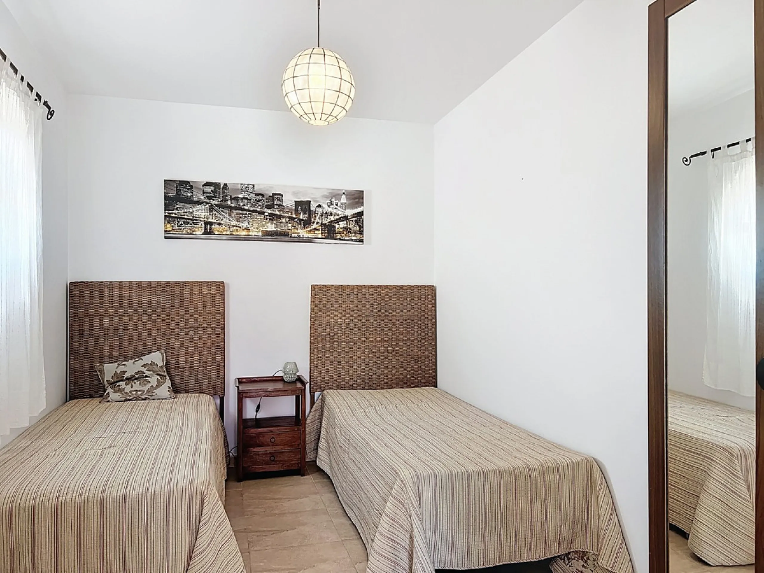 This charming two-story home in Caleta de Vélez offers 169.38 m2 of usable space and 220 m2 built, including terraces, in a privileged location with sea views and a swimming pool. The design blends Mediterranean charm with modern comfort, perfect for enjo