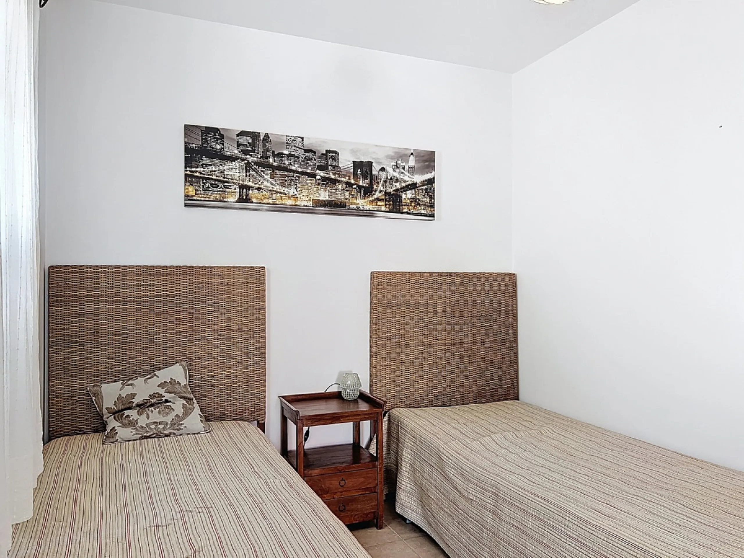 This charming two-story home in Caleta de Vélez offers 169.38 m2 of usable space and 220 m2 built, including terraces, in a privileged location with sea views and a swimming pool. The design blends Mediterranean charm with modern comfort, perfect for enjo