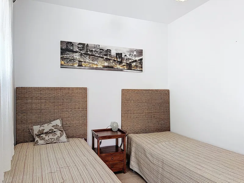 This charming two-story home in Caleta de Vélez offers 169.38 m2 of usable space and 220 m2 built, including terraces, in a privileged location with sea views and a swimming pool. The design blends Mediterranean charm with modern comfort, perfect for enjo