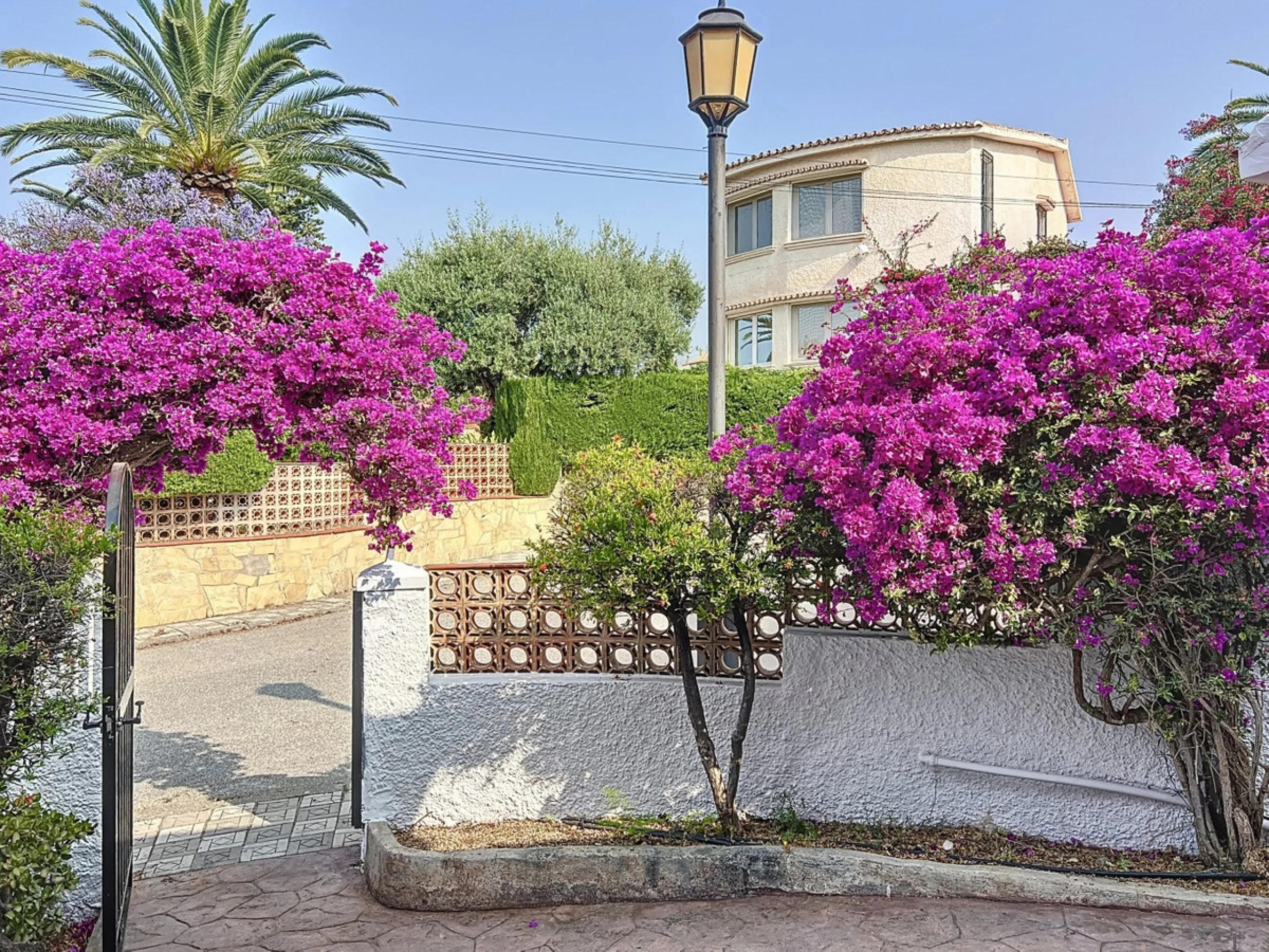 This charming two-story home in Caleta de Vélez offers 169.38 m2 of usable space and 220 m2 built, including terraces, in a privileged location with sea views and a swimming pool. The design blends Mediterranean charm with modern comfort, perfect for enjo