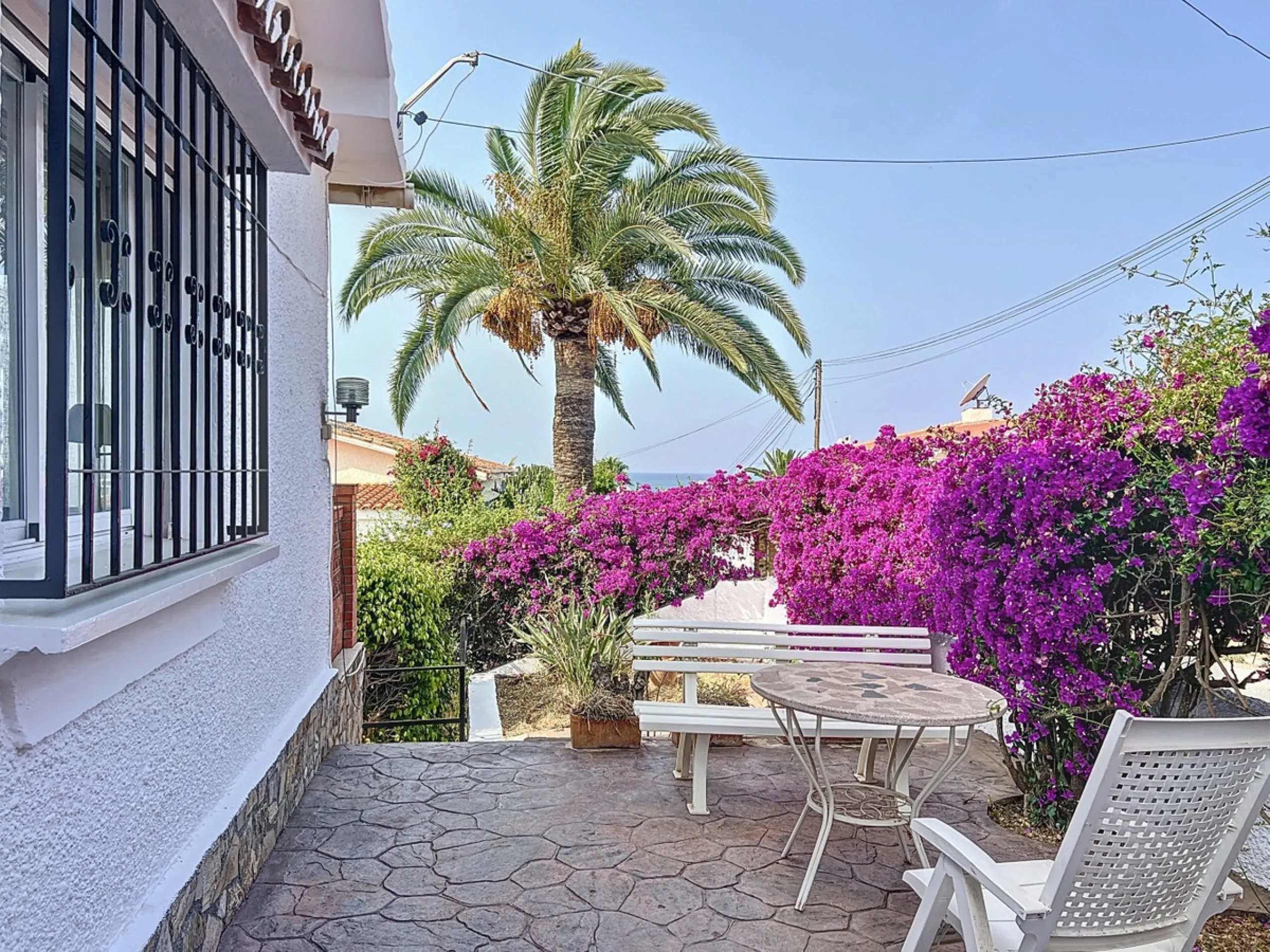 This charming two-story home in Caleta de Vélez offers 169.38 m2 of usable space and 220 m2 built, including terraces, in a privileged location with sea views and a swimming pool. The design blends Mediterranean charm with modern comfort, perfect for enjo