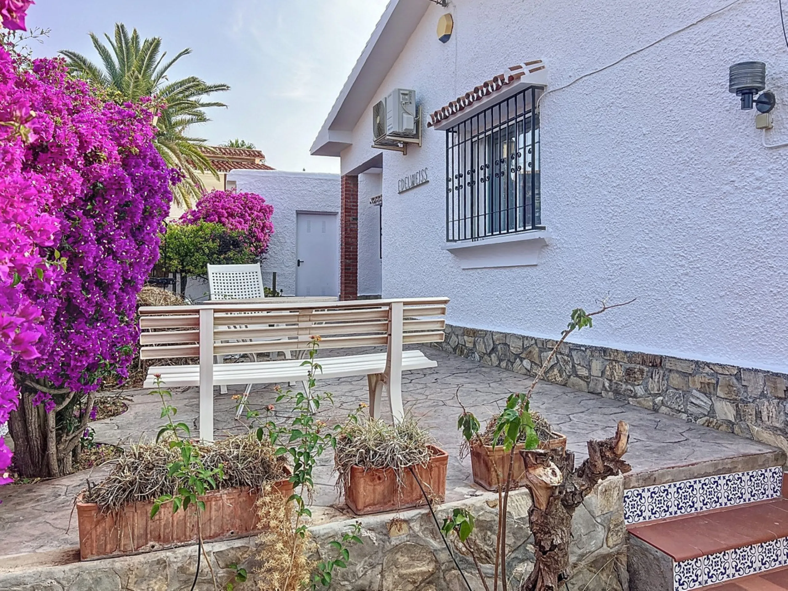 This charming two-story home in Caleta de Vélez offers 169.38 m2 of usable space and 220 m2 built, including terraces, in a privileged location with sea views and a swimming pool. The design blends Mediterranean charm with modern comfort, perfect for enjo