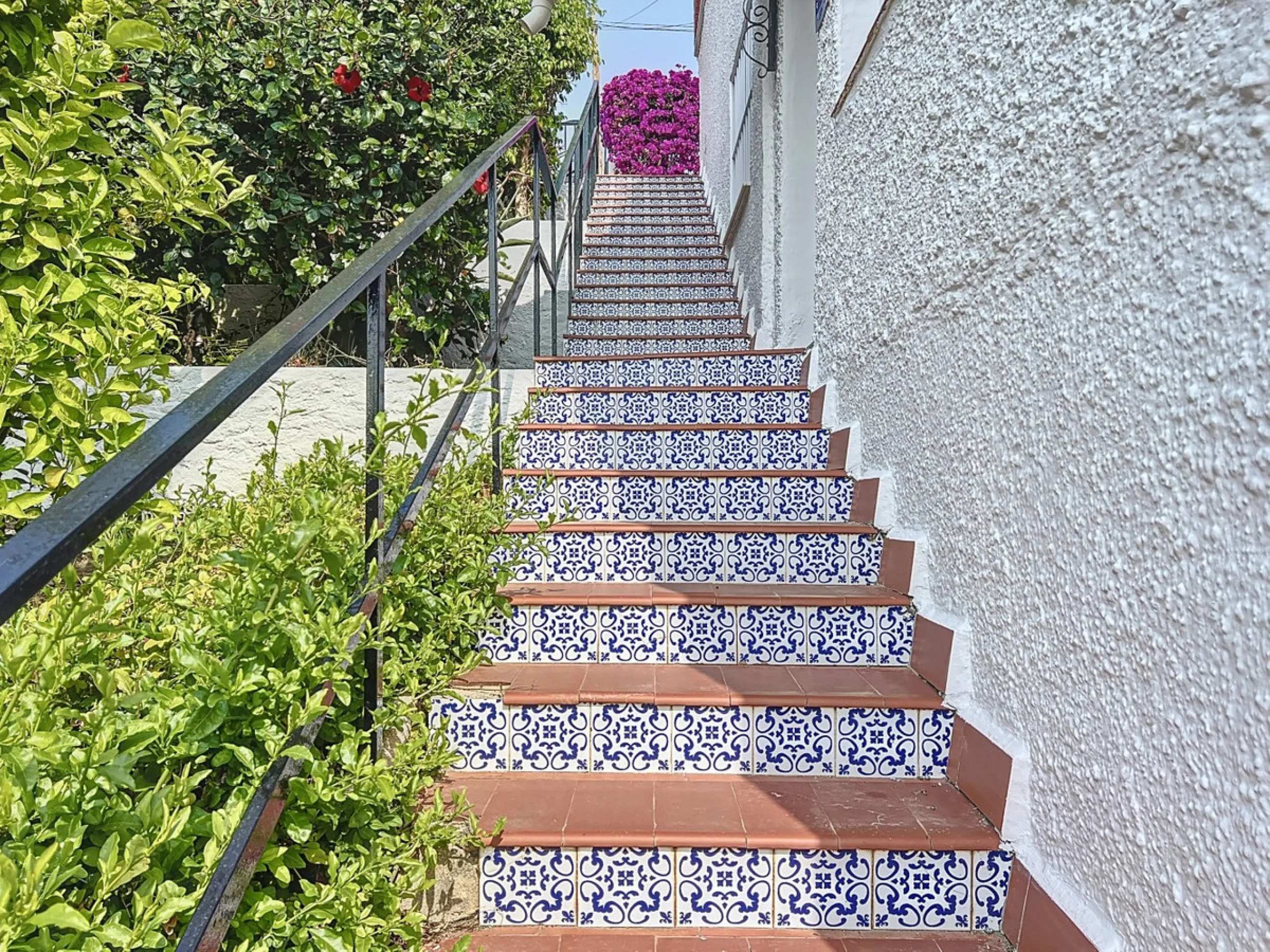 This charming two-story home in Caleta de Vélez offers 169.38 m2 of usable space and 220 m2 built, including terraces, in a privileged location with sea views and a swimming pool. The design blends Mediterranean charm with modern comfort, perfect for enjo