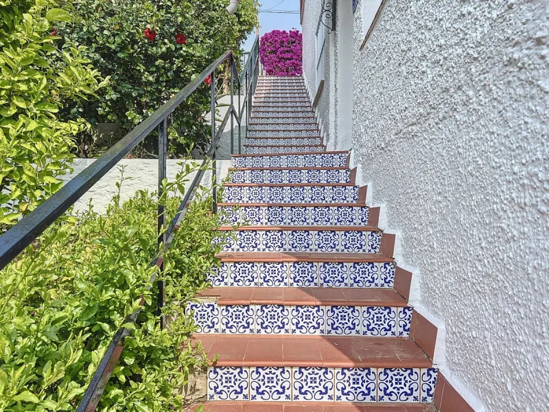 This charming two-story home in Caleta de Vélez offers 169.38 m2 of usable space and 220 m2 built, including terraces, in a privileged location with sea views and a swimming pool. The design blends Mediterranean charm with modern comfort, perfect for enjo