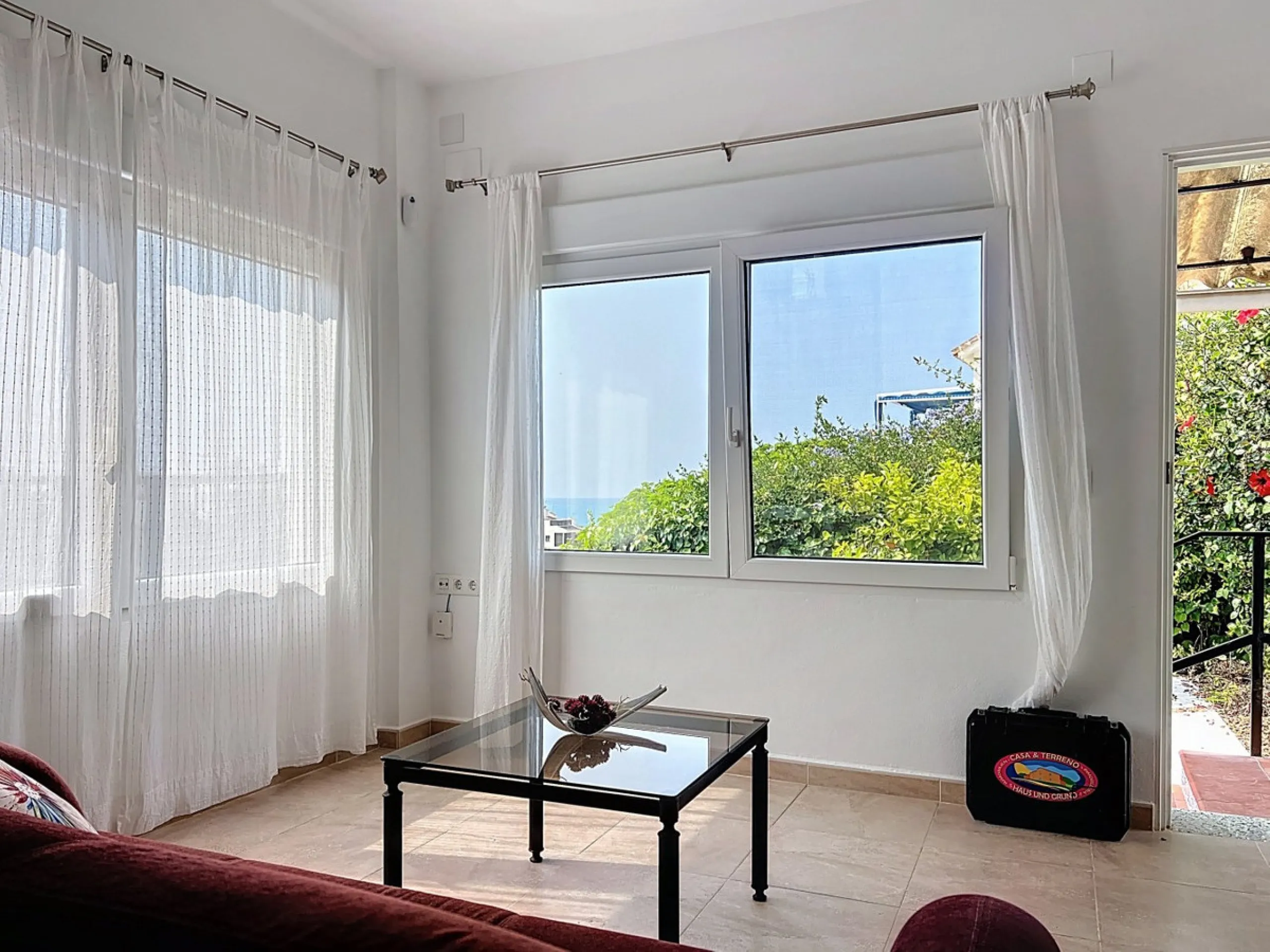 This charming two-story home in Caleta de Vélez offers 169.38 m2 of usable space and 220 m2 built, including terraces, in a privileged location with sea views and a swimming pool. The design blends Mediterranean charm with modern comfort, perfect for enjo