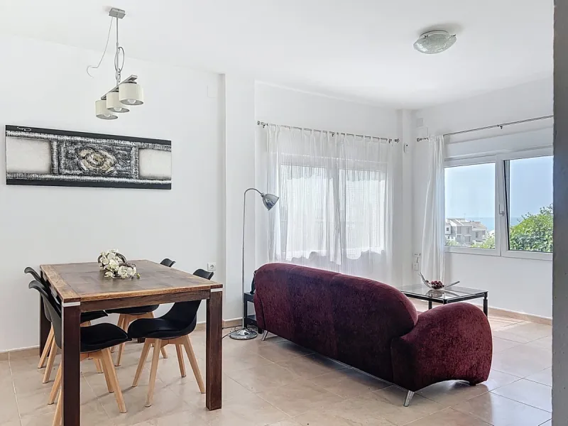 This charming two-story home in Caleta de Vélez offers 169.38 m2 of usable space and 220 m2 built, including terraces, in a privileged location with sea views and a swimming pool. The design blends Mediterranean charm with modern comfort, perfect for enjo