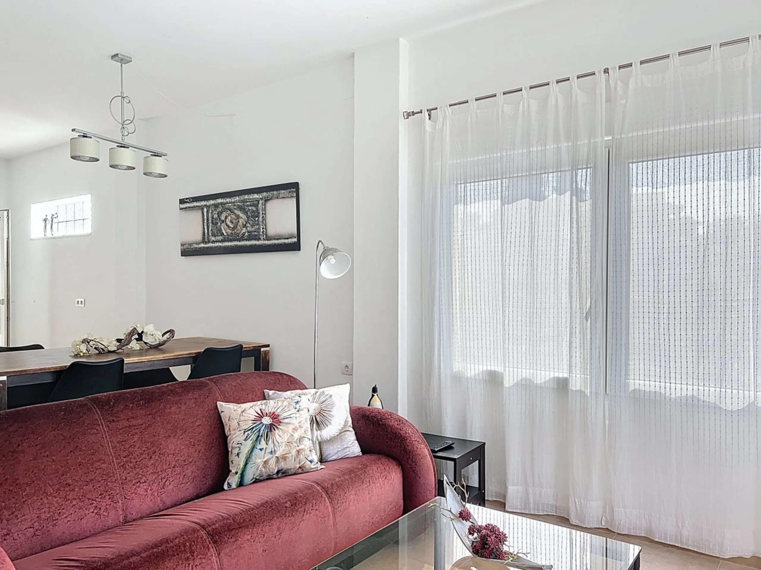 This charming two-story home in Caleta de Vélez offers 169.38 m2 of usable space and 220 m2 built, including terraces, in a privileged location with sea views and a swimming pool. The design blends Mediterranean charm with modern comfort, perfect for enjo