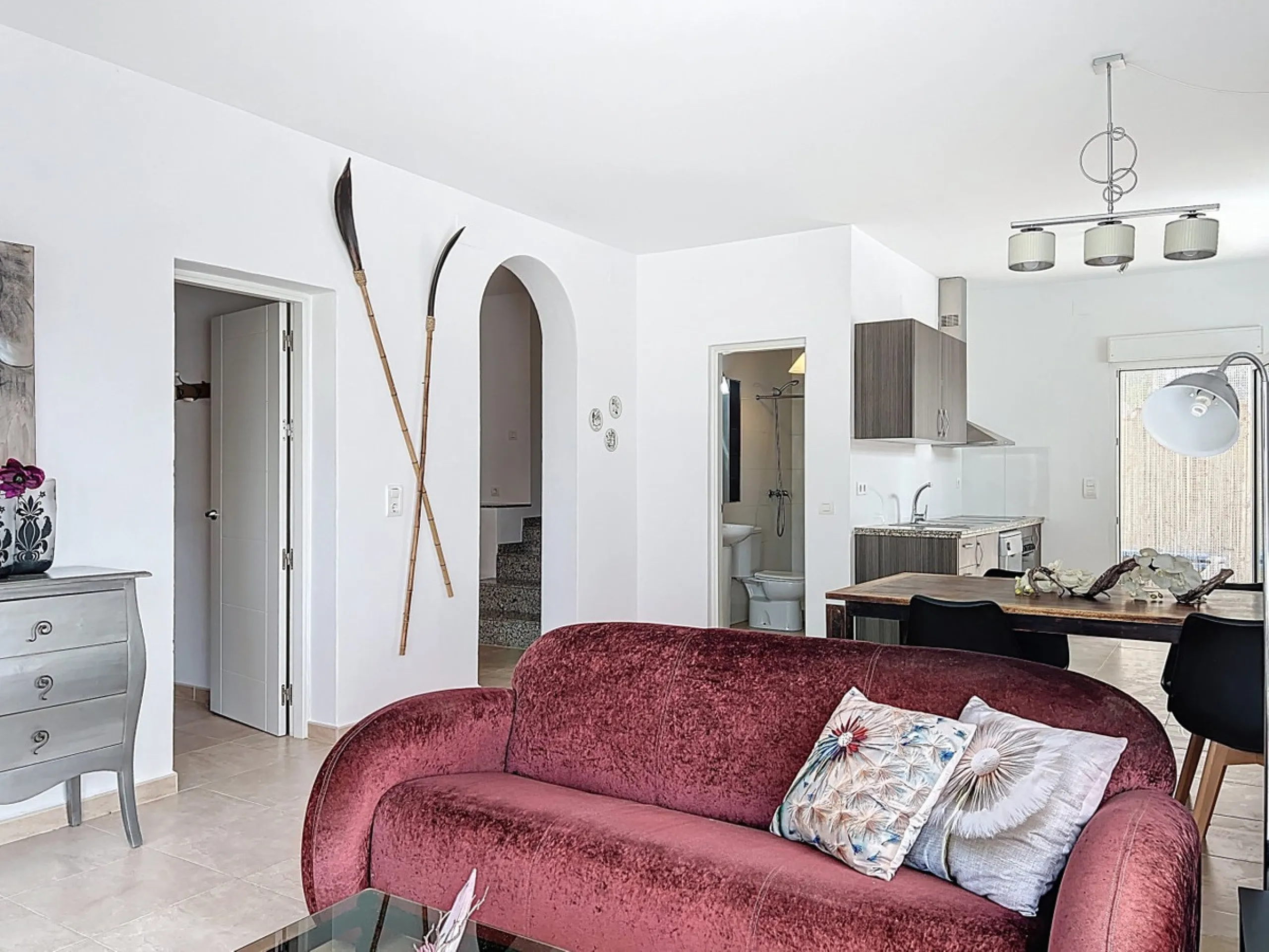 This charming two-story home in Caleta de Vélez offers 169.38 m2 of usable space and 220 m2 built, including terraces, in a privileged location with sea views and a swimming pool. The design blends Mediterranean charm with modern comfort, perfect for enjo