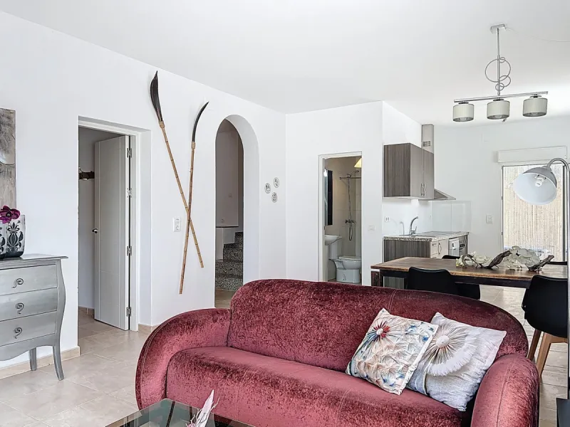 This charming two-story home in Caleta de Vélez offers 169.38 m2 of usable space and 220 m2 built, including terraces, in a privileged location with sea views and a swimming pool. The design blends Mediterranean charm with modern comfort, perfect for enjo