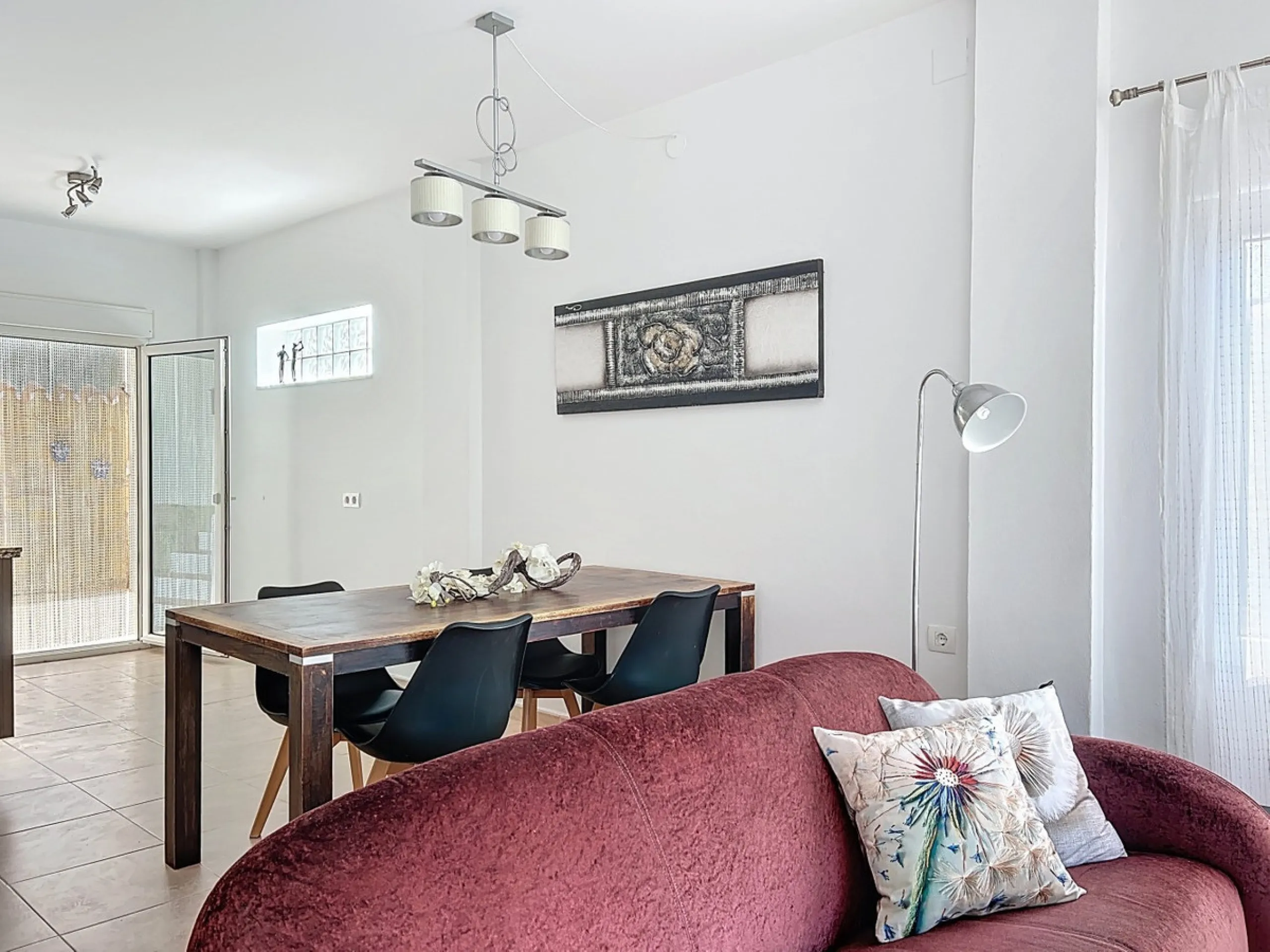 This charming two-story home in Caleta de Vélez offers 169.38 m2 of usable space and 220 m2 built, including terraces, in a privileged location with sea views and a swimming pool. The design blends Mediterranean charm with modern comfort, perfect for enjo