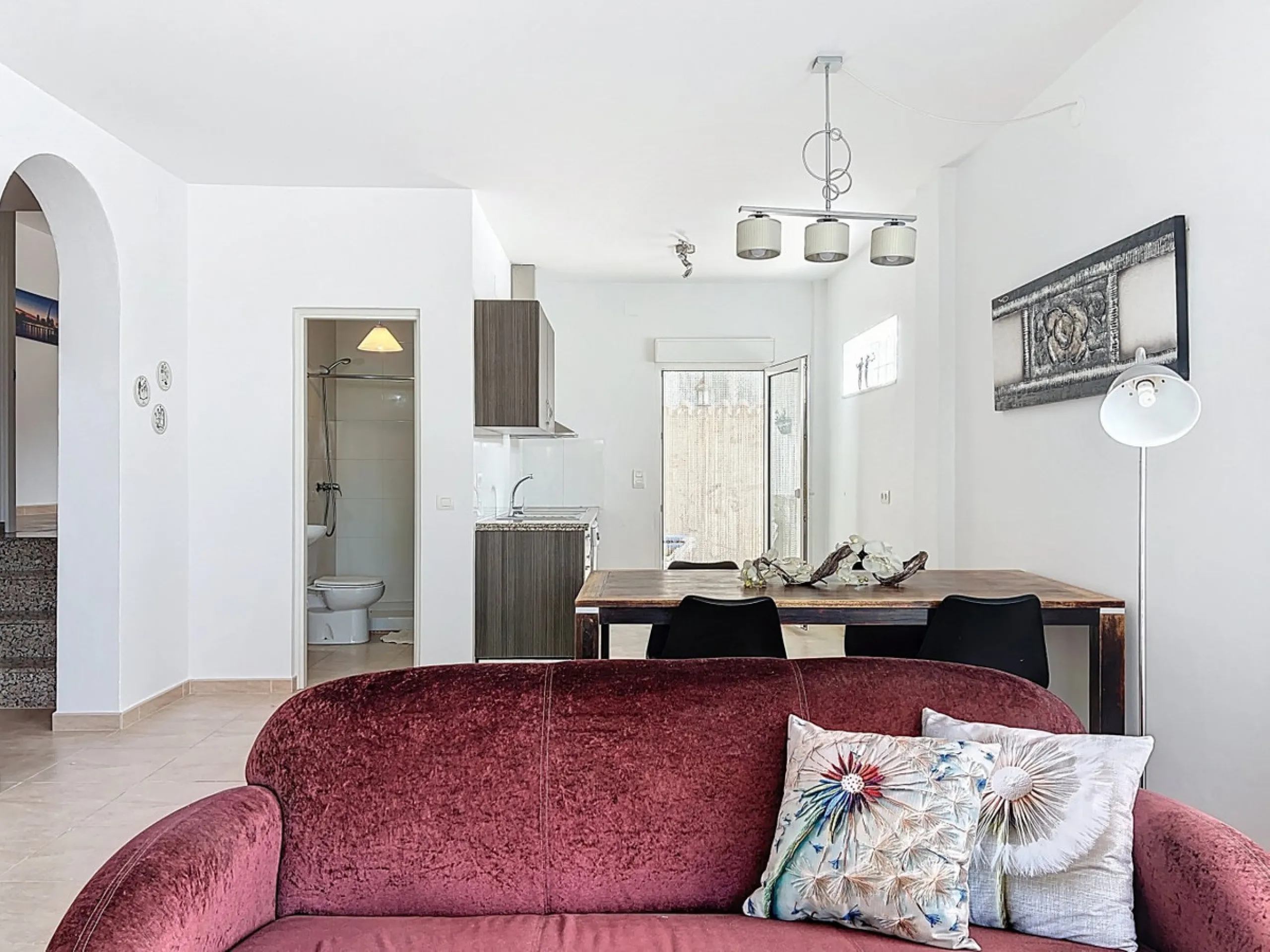 This charming two-story home in Caleta de Vélez offers 169.38 m2 of usable space and 220 m2 built, including terraces, in a privileged location with sea views and a swimming pool. The design blends Mediterranean charm with modern comfort, perfect for enjo