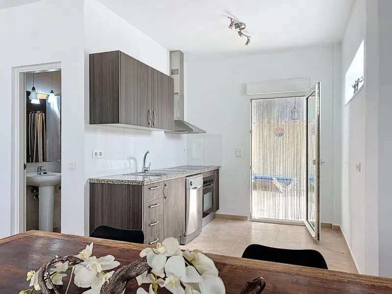 This charming two-story home in Caleta de Vélez offers 169.38 m2 of usable space and 220 m2 built, including terraces, in a privileged location with sea views and a swimming pool. The design blends Mediterranean charm with modern comfort, perfect for enjo