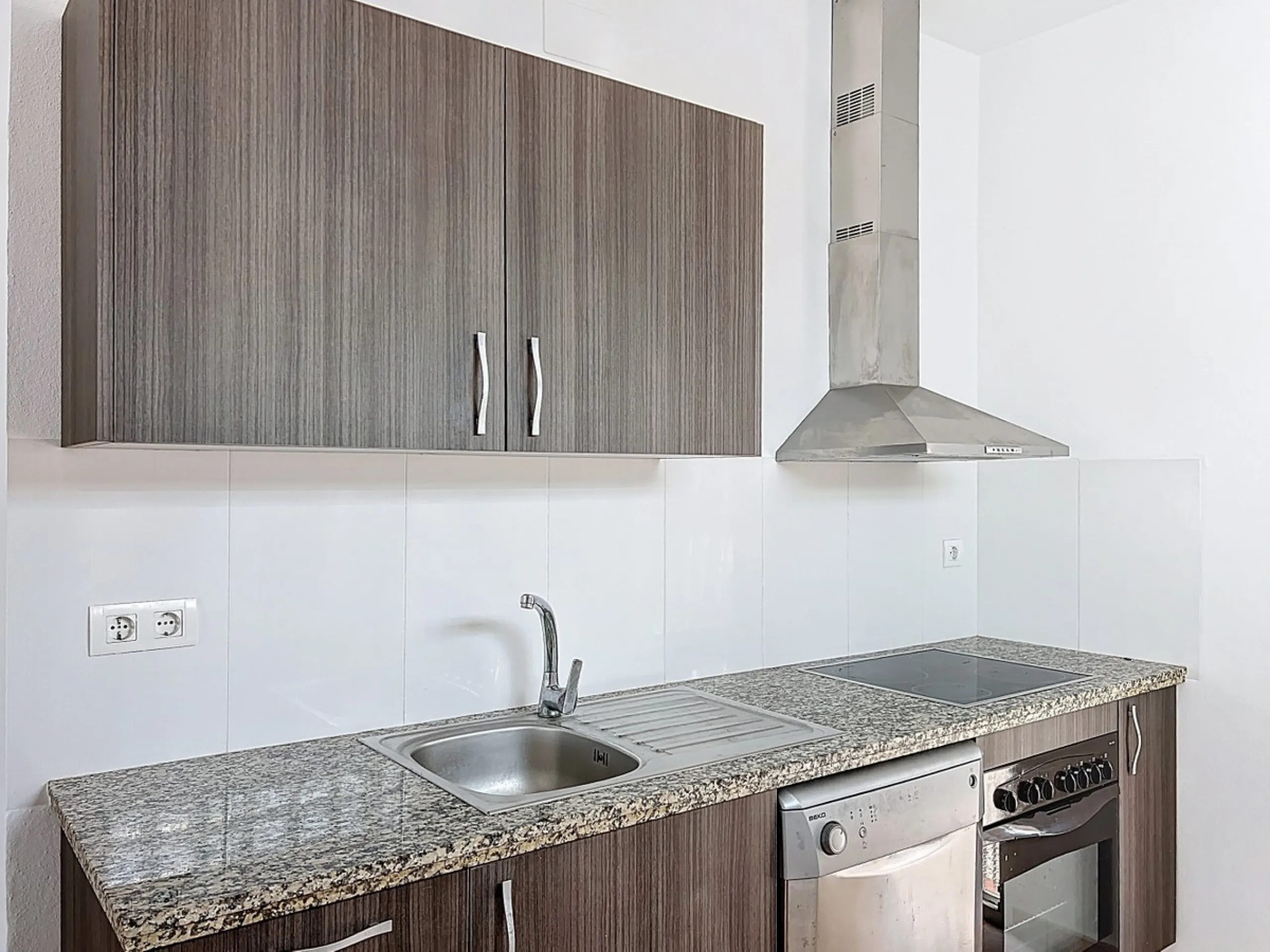 This charming two-story home in Caleta de Vélez offers 169.38 m2 of usable space and 220 m2 built, including terraces, in a privileged location with sea views and a swimming pool. The design blends Mediterranean charm with modern comfort, perfect for enjo