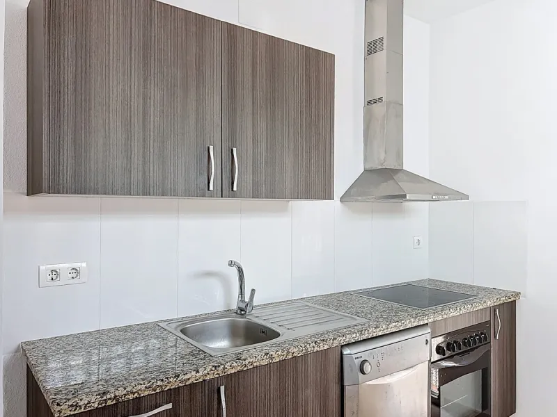 This charming two-story home in Caleta de Vélez offers 169.38 m2 of usable space and 220 m2 built, including terraces, in a privileged location with sea views and a swimming pool. The design blends Mediterranean charm with modern comfort, perfect for enjo