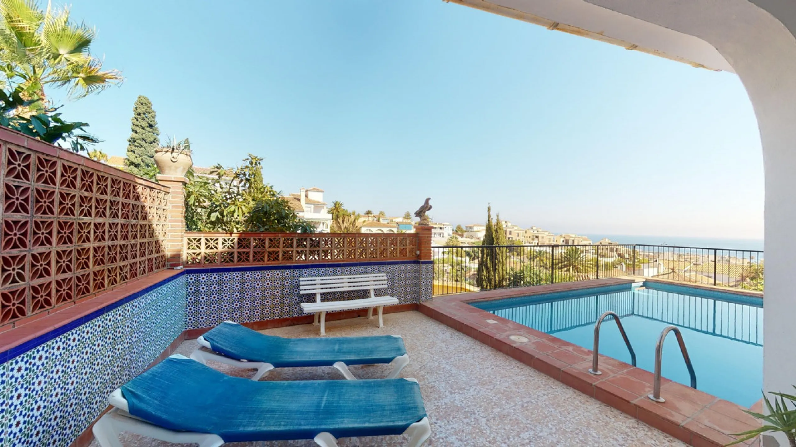 This charming two-story home in Caleta de Vélez offers 169.38 m2 of usable space and 220 m2 built, including terraces, in a privileged location with sea views and a swimming pool. The design blends Mediterranean charm with modern comfort, perfect for enjo