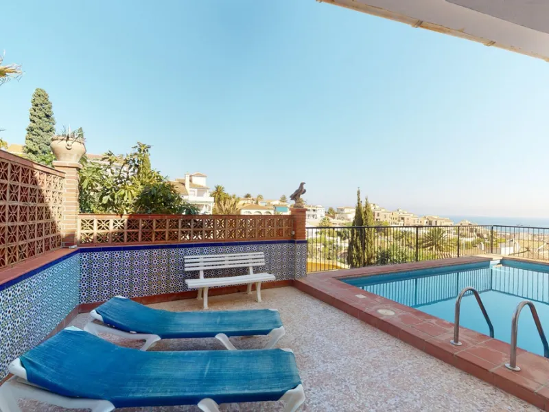 This charming two-story home in Caleta de Vélez offers 169.38 m2 of usable space and 220 m2 built, including terraces, in a privileged location with sea views and a swimming pool. The design blends Mediterranean charm with modern comfort, perfect for enjo