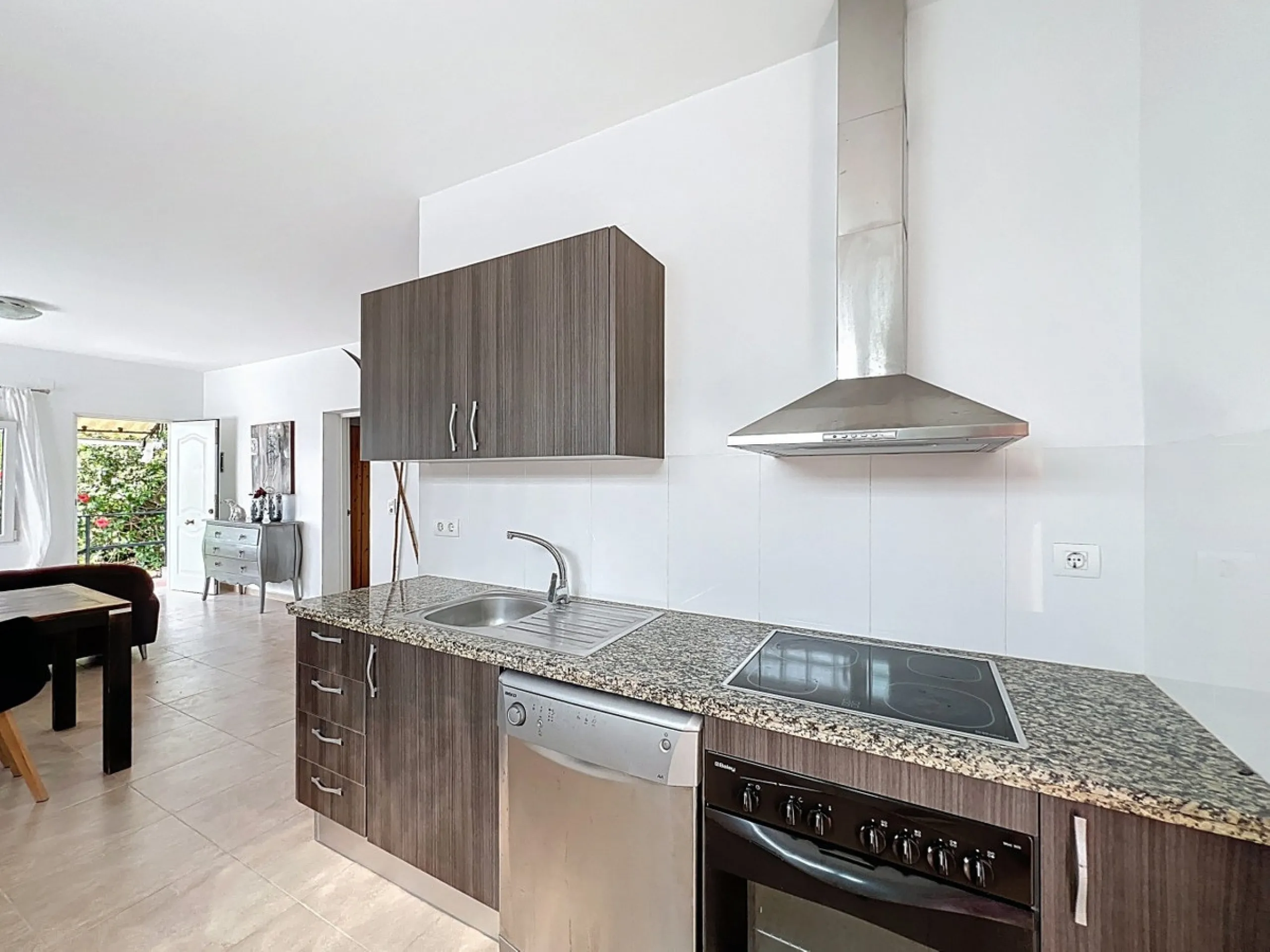 This charming two-story home in Caleta de Vélez offers 169.38 m2 of usable space and 220 m2 built, including terraces, in a privileged location with sea views and a swimming pool. The design blends Mediterranean charm with modern comfort, perfect for enjo
