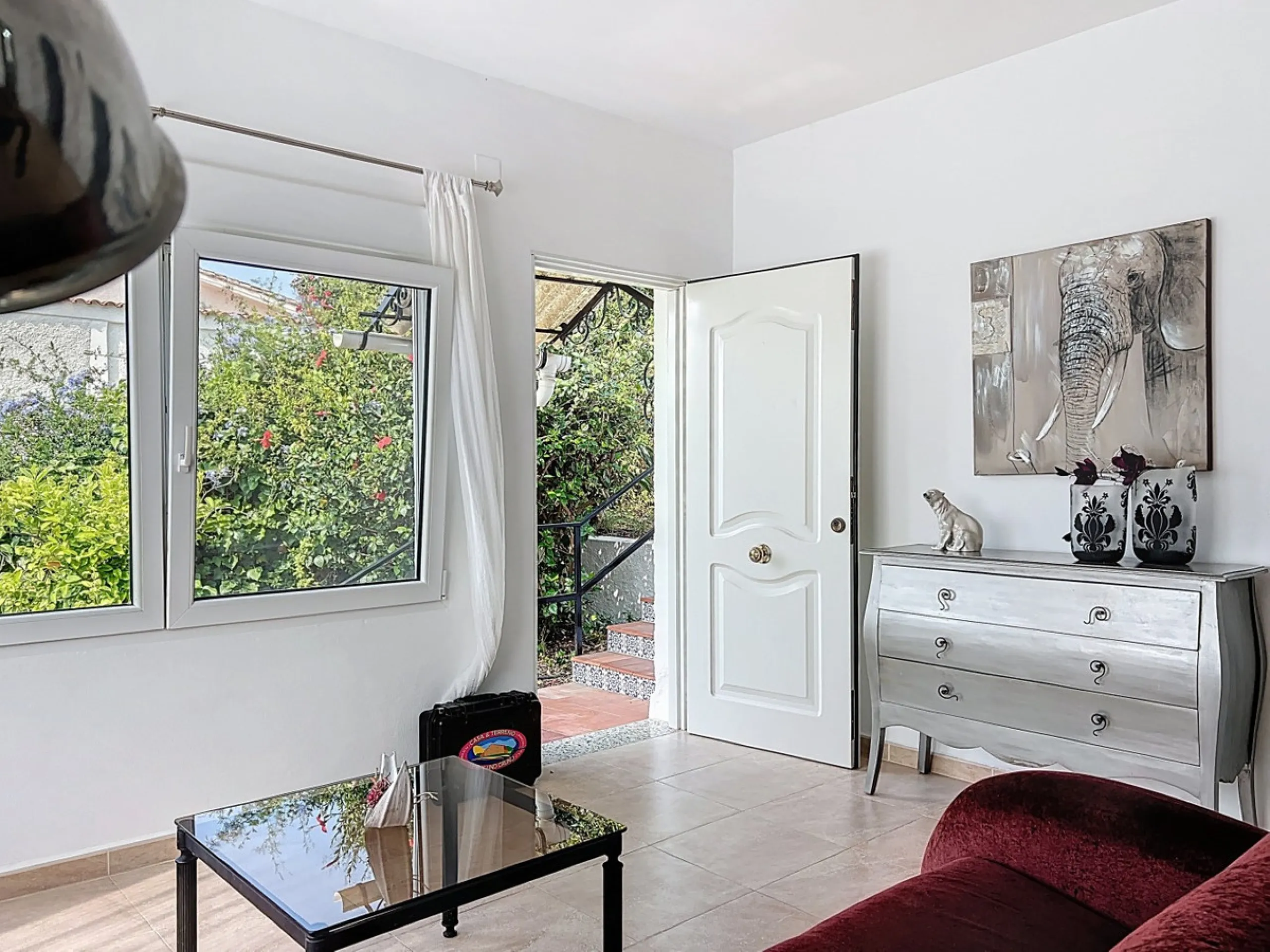 This charming two-story home in Caleta de Vélez offers 169.38 m2 of usable space and 220 m2 built, including terraces, in a privileged location with sea views and a swimming pool. The design blends Mediterranean charm with modern comfort, perfect for enjo