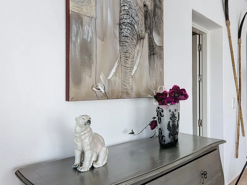 This charming two-story home in Caleta de Vélez offers 169.38 m2 of usable space and 220 m2 built, including terraces, in a privileged location with sea views and a swimming pool. The design blends Mediterranean charm with modern comfort, perfect for enjo
