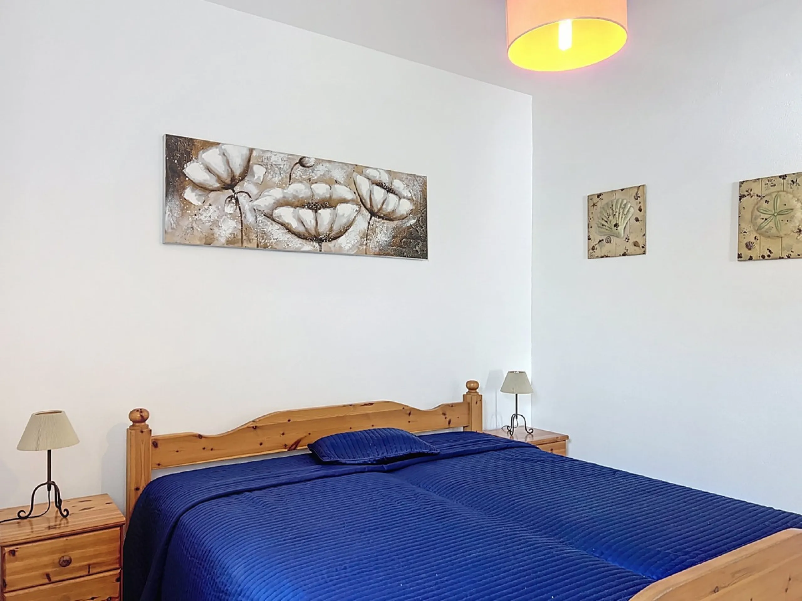 This charming two-story home in Caleta de Vélez offers 169.38 m2 of usable space and 220 m2 built, including terraces, in a privileged location with sea views and a swimming pool. The design blends Mediterranean charm with modern comfort, perfect for enjo