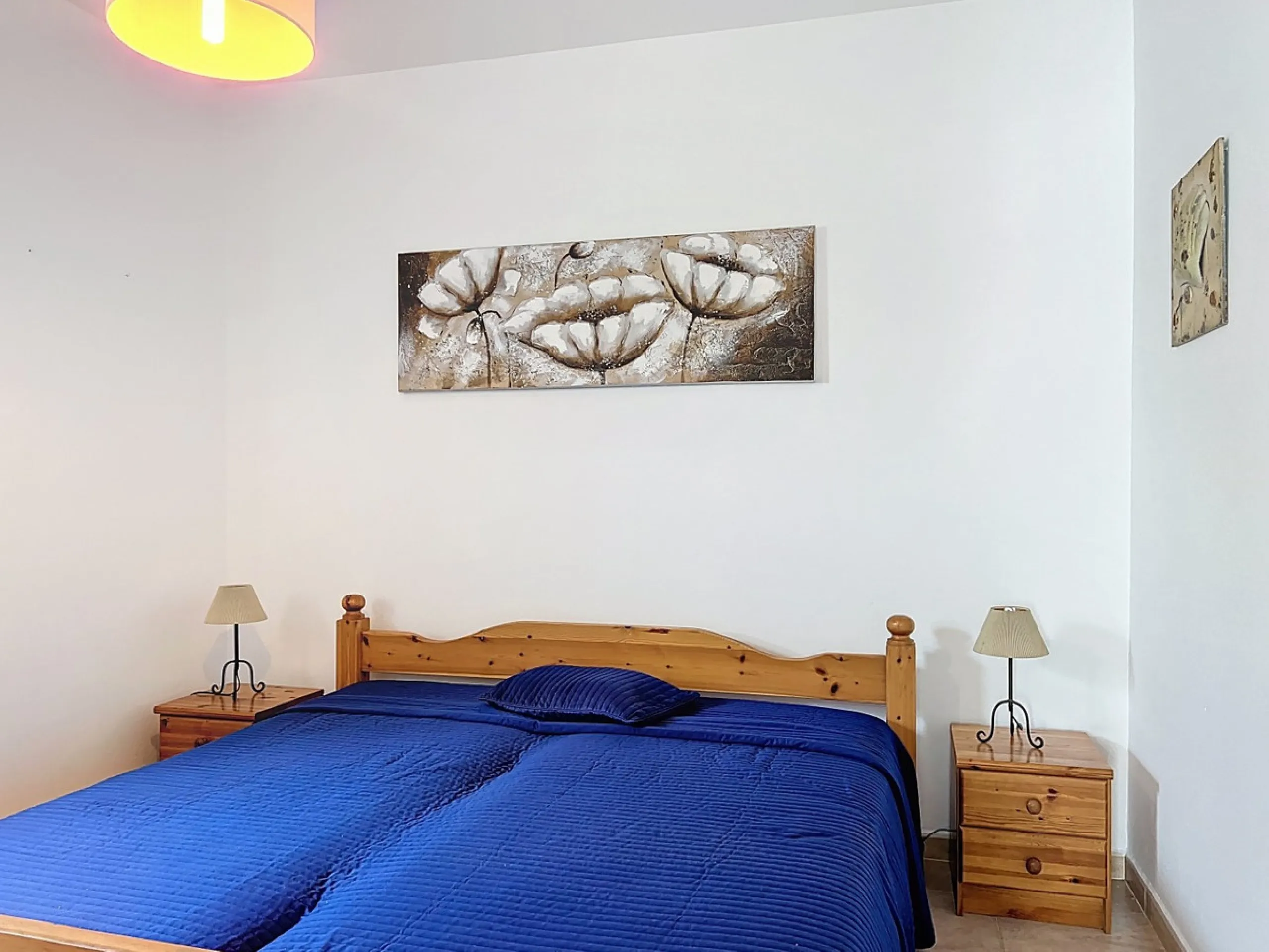 This charming two-story home in Caleta de Vélez offers 169.38 m2 of usable space and 220 m2 built, including terraces, in a privileged location with sea views and a swimming pool. The design blends Mediterranean charm with modern comfort, perfect for enjo