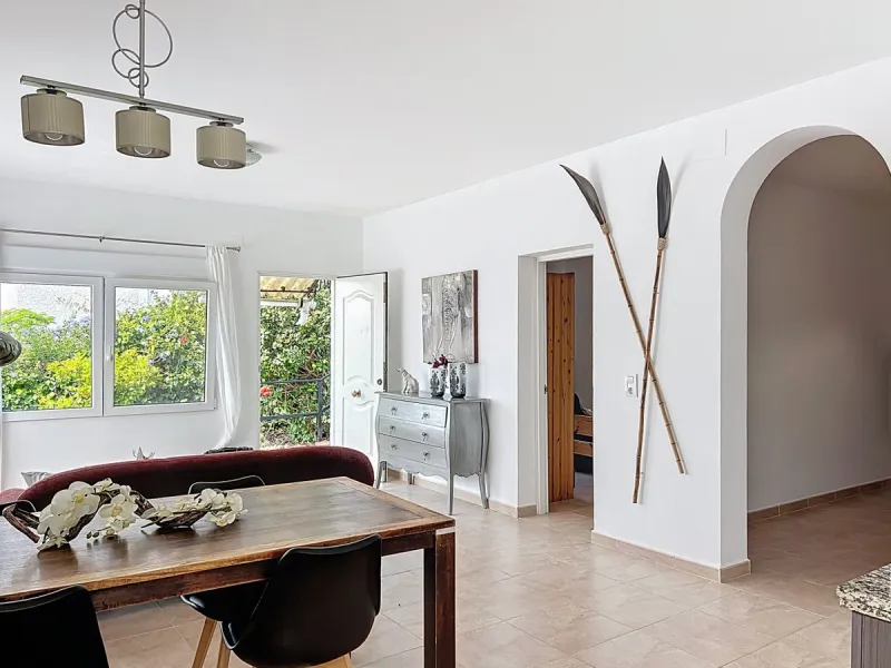 This charming two-story home in Caleta de Vélez offers 169.38 m2 of usable space and 220 m2 built, including terraces, in a privileged location with sea views and a swimming pool. The design blends Mediterranean charm with modern comfort, perfect for enjo