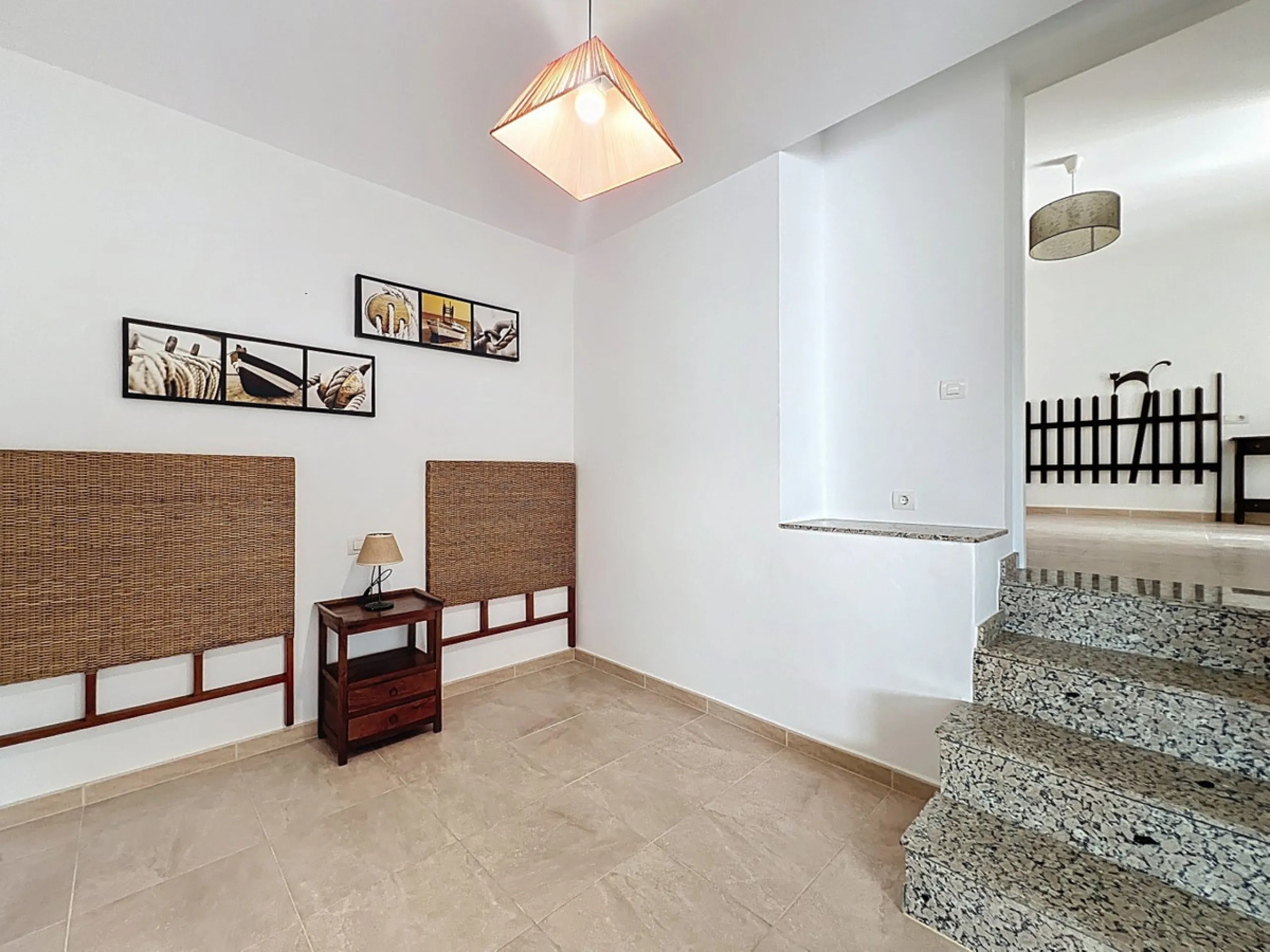 This charming two-story home in Caleta de Vélez offers 169.38 m2 of usable space and 220 m2 built, including terraces, in a privileged location with sea views and a swimming pool. The design blends Mediterranean charm with modern comfort, perfect for enjo