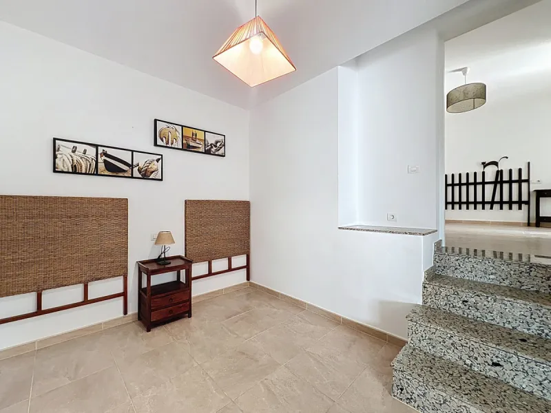 This charming two-story home in Caleta de Vélez offers 169.38 m2 of usable space and 220 m2 built, including terraces, in a privileged location with sea views and a swimming pool. The design blends Mediterranean charm with modern comfort, perfect for enjo