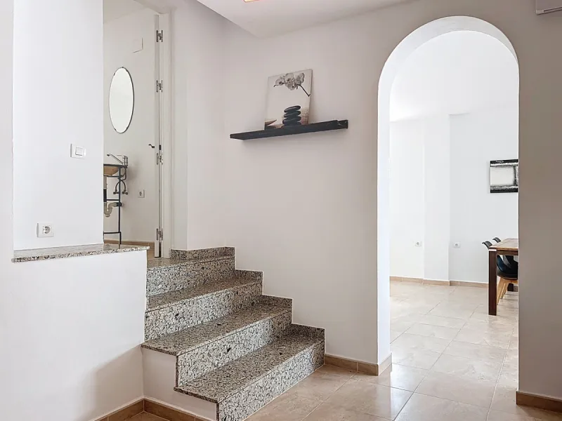 This charming two-story home in Caleta de Vélez offers 169.38 m2 of usable space and 220 m2 built, including terraces, in a privileged location with sea views and a swimming pool. The design blends Mediterranean charm with modern comfort, perfect for enjo