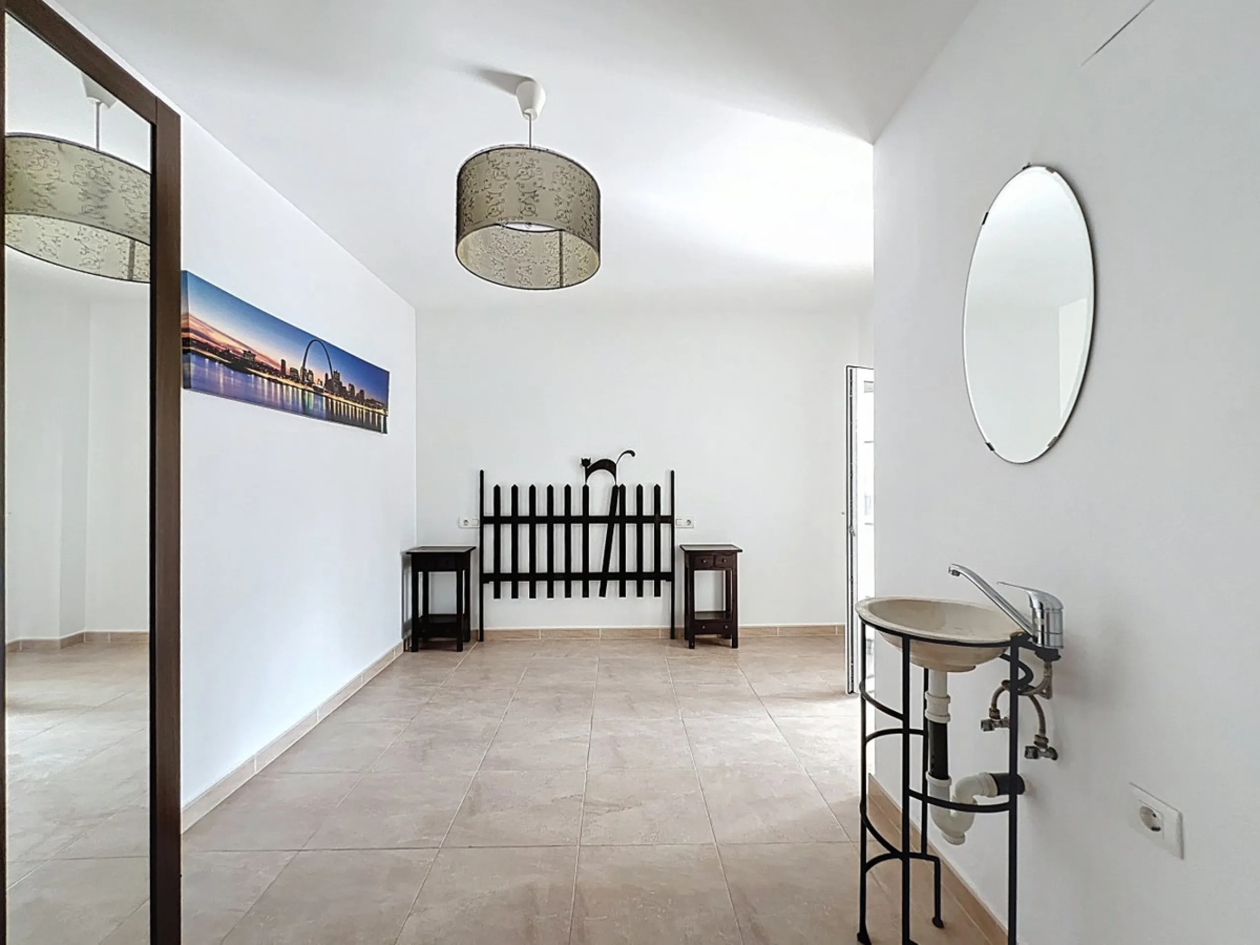 This charming two-story home in Caleta de Vélez offers 169.38 m2 of usable space and 220 m2 built, including terraces, in a privileged location with sea views and a swimming pool. The design blends Mediterranean charm with modern comfort, perfect for enjo