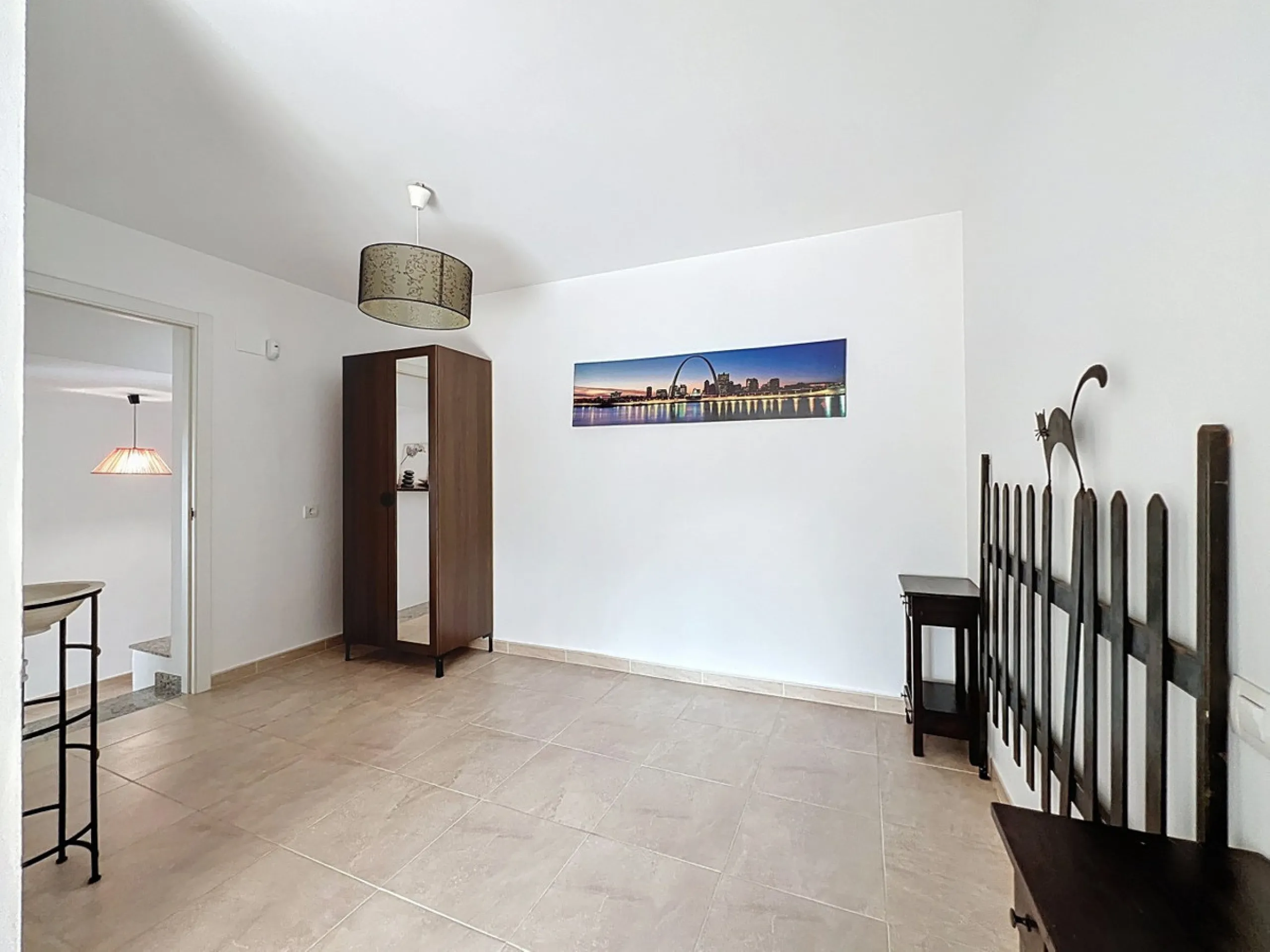 This charming two-story home in Caleta de Vélez offers 169.38 m2 of usable space and 220 m2 built, including terraces, in a privileged location with sea views and a swimming pool. The design blends Mediterranean charm with modern comfort, perfect for enjo