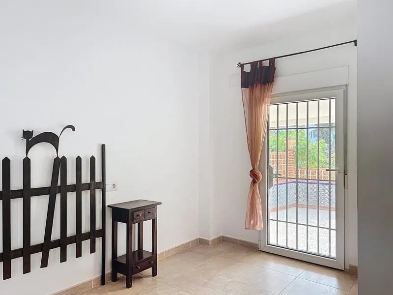 This charming two-story home in Caleta de Vélez offers 169.38 m2 of usable space and 220 m2 built, including terraces, in a privileged location with sea views and a swimming pool. The design blends Mediterranean charm with modern comfort, perfect for enjo