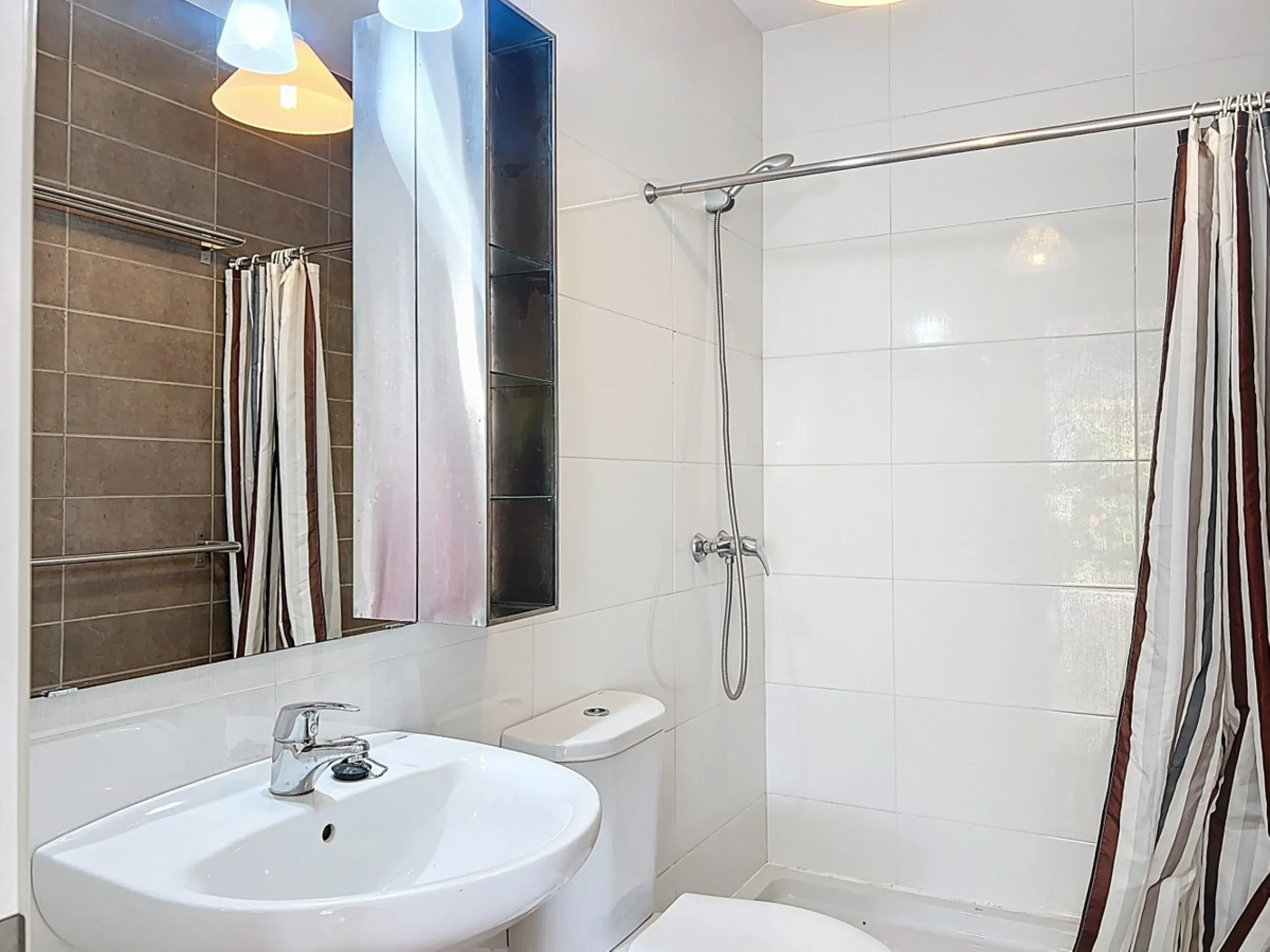 This charming two-story home in Caleta de Vélez offers 169.38 m2 of usable space and 220 m2 built, including terraces, in a privileged location with sea views and a swimming pool. The design blends Mediterranean charm with modern comfort, perfect for enjo