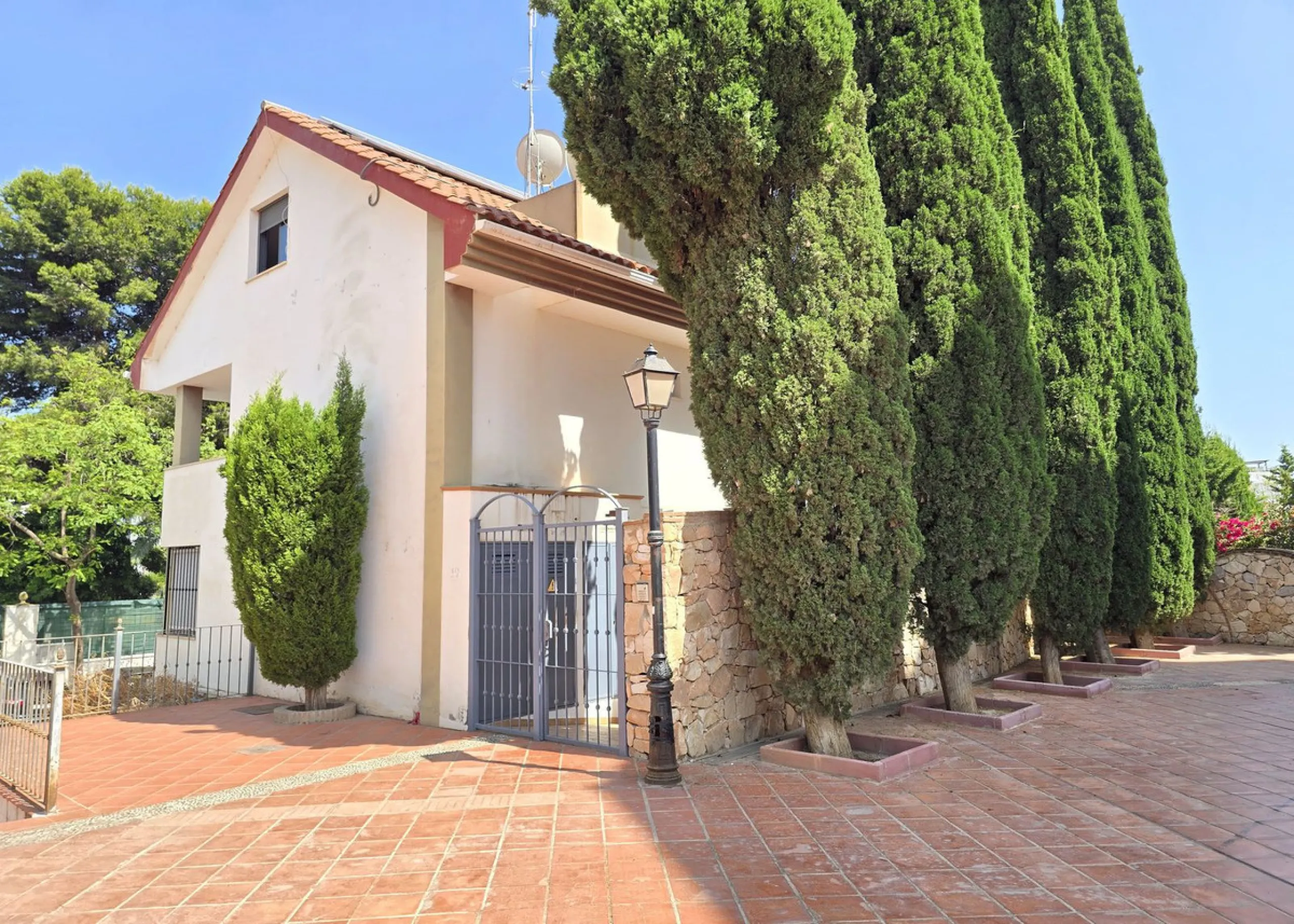 Just 600 metres from the beach and steps away from Bonanza Square!