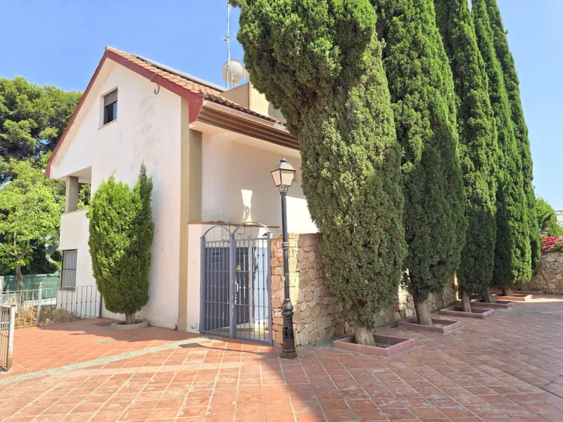 Just 600 metres from the beach and steps away from Bonanza Square!