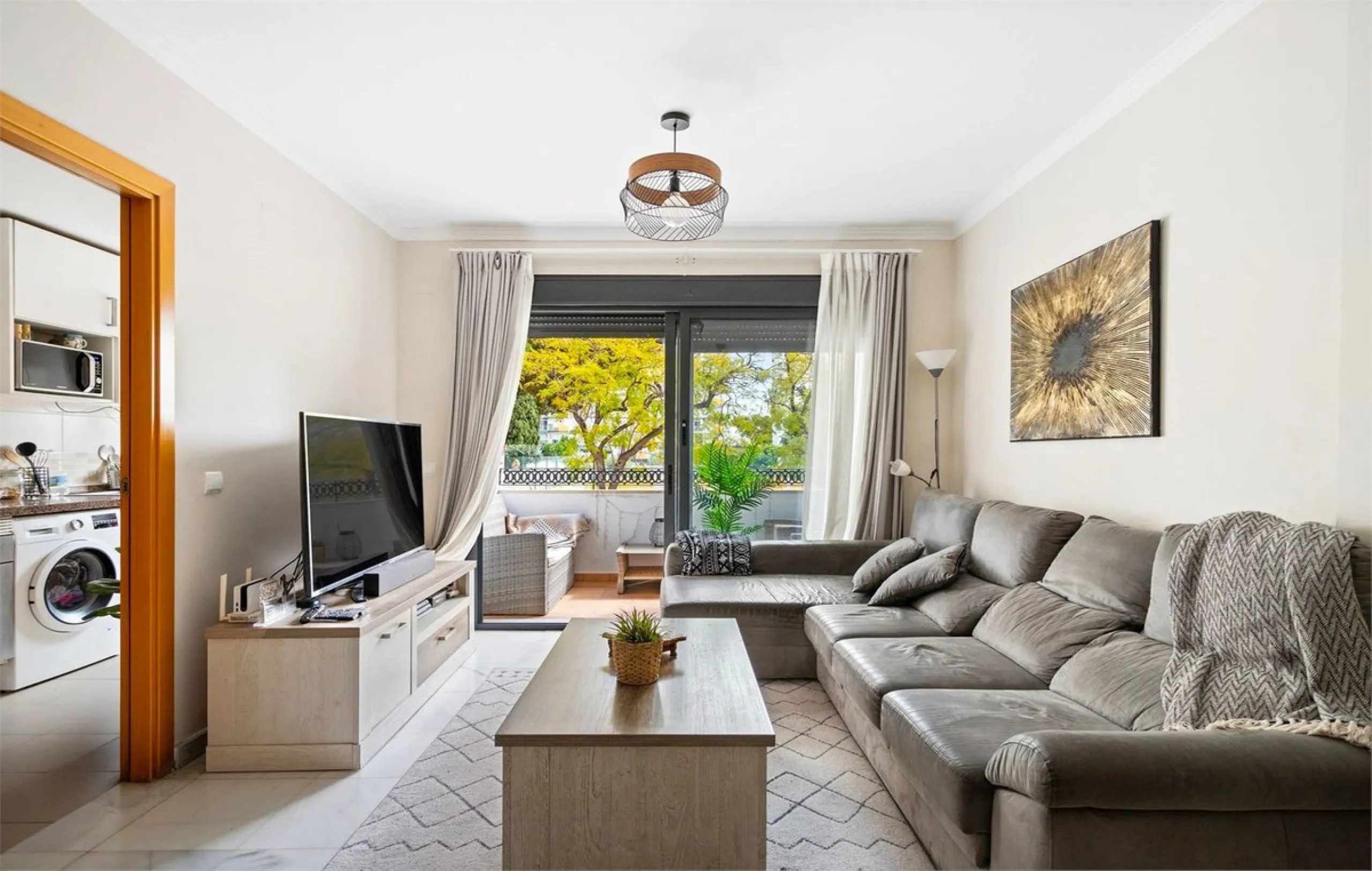 Just 600 metres from the beach and steps away from Bonanza Square!