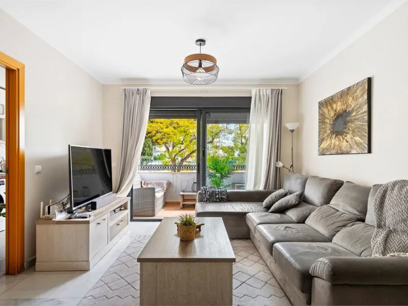 Just 600 metres from the beach and steps away from Bonanza Square!