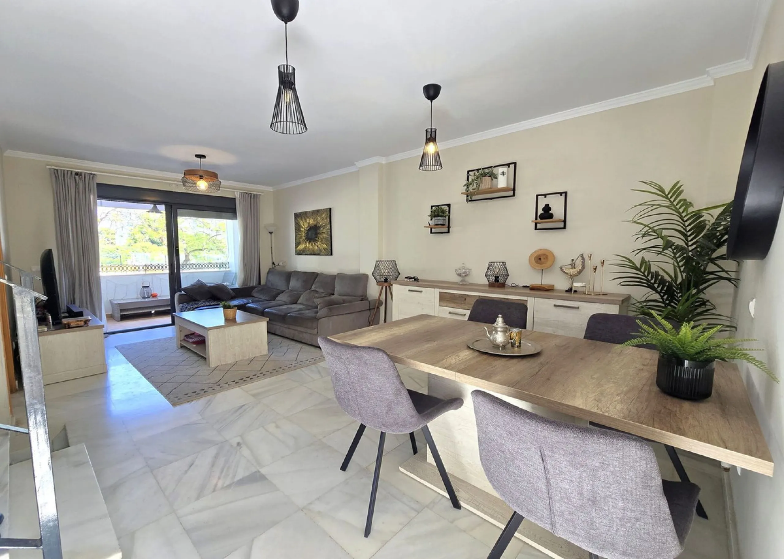Just 600 metres from the beach and steps away from Bonanza Square!