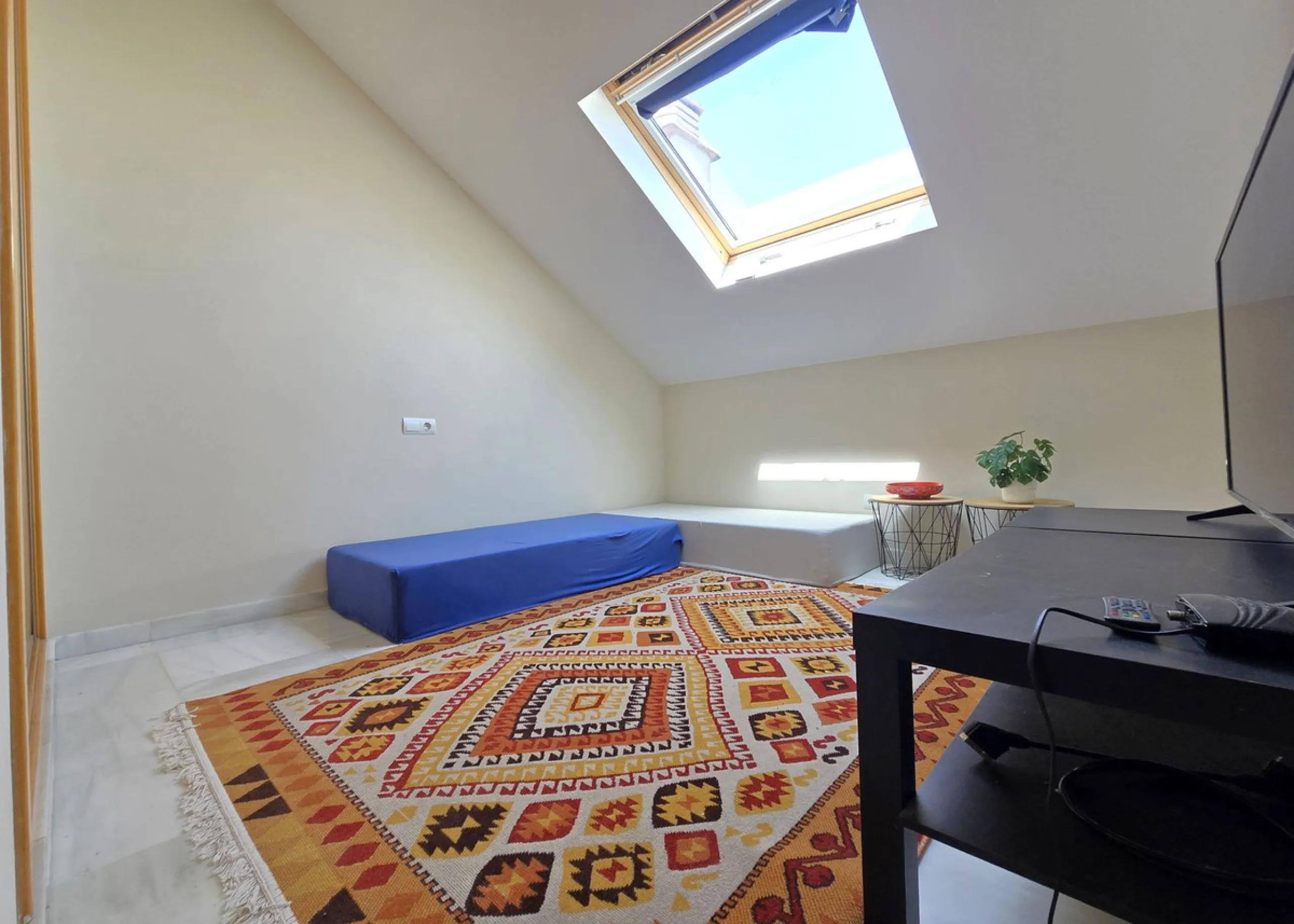 Just 600 metres from the beach and steps away from Bonanza Square!