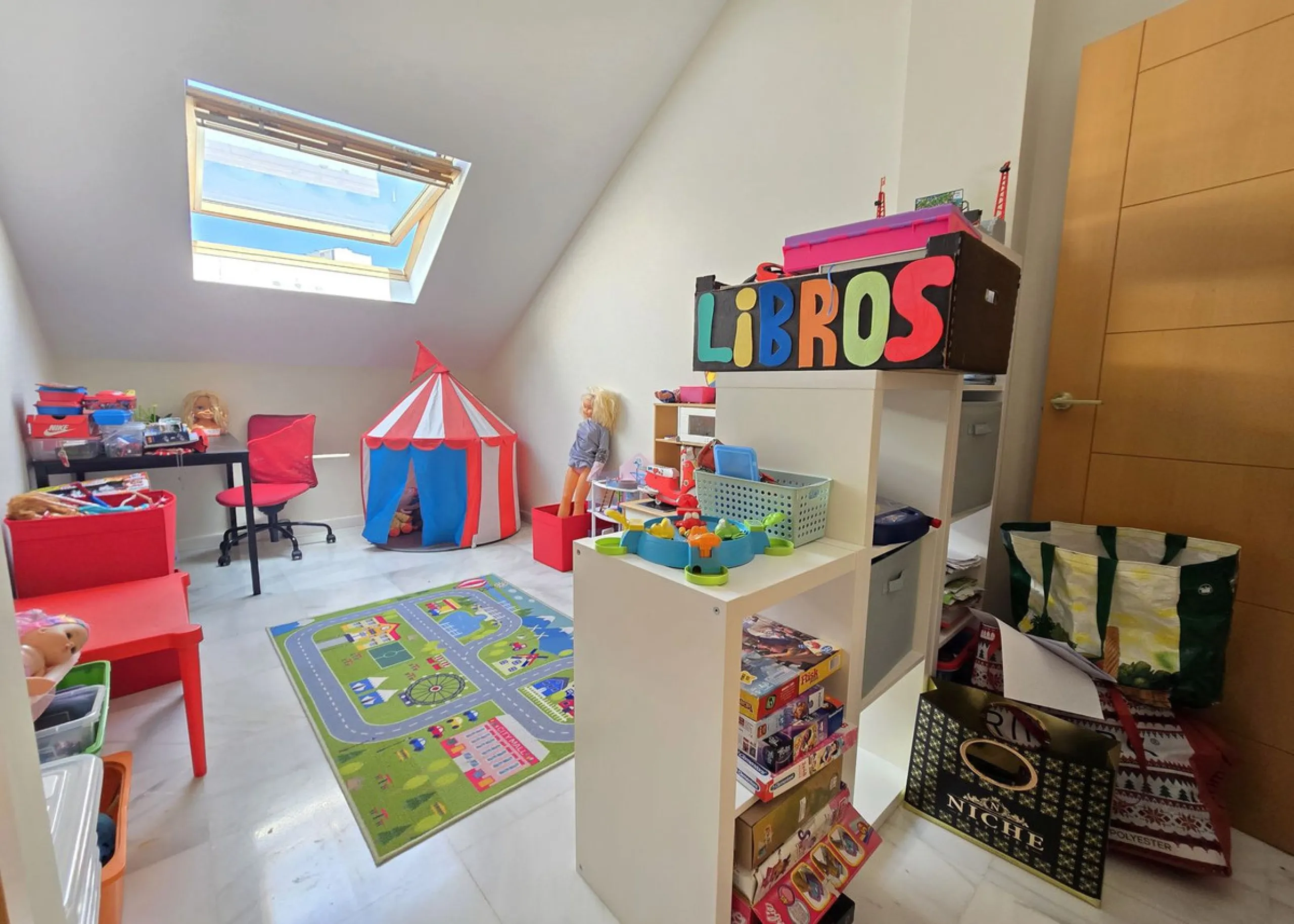 Just 600 metres from the beach and steps away from Bonanza Square!