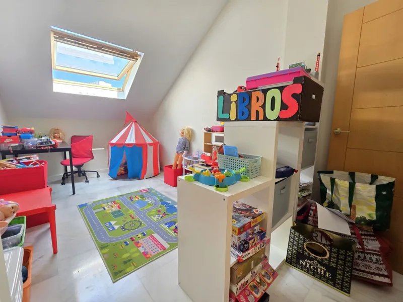 Just 600 metres from the beach and steps away from Bonanza Square!