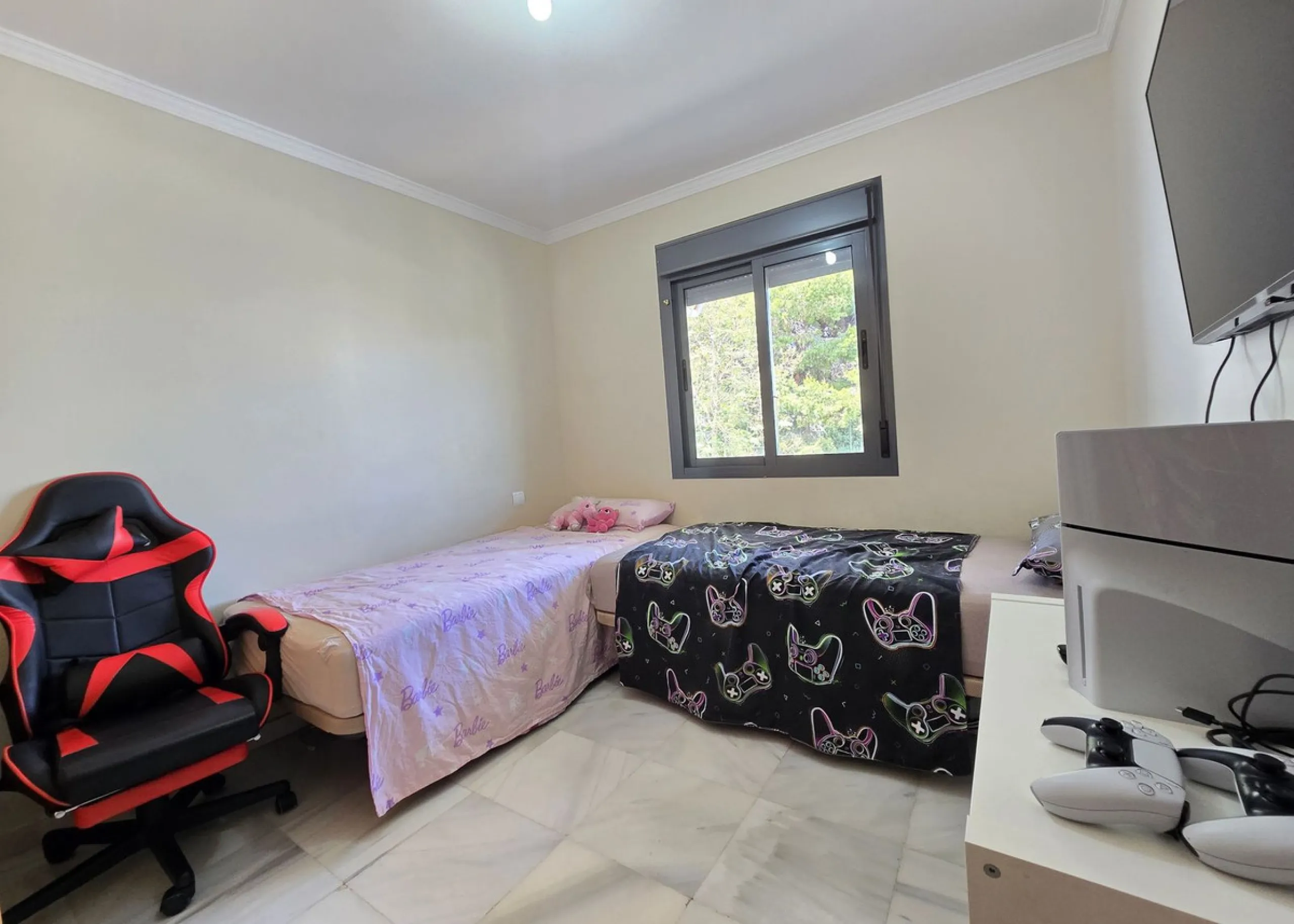 Just 600 metres from the beach and steps away from Bonanza Square!