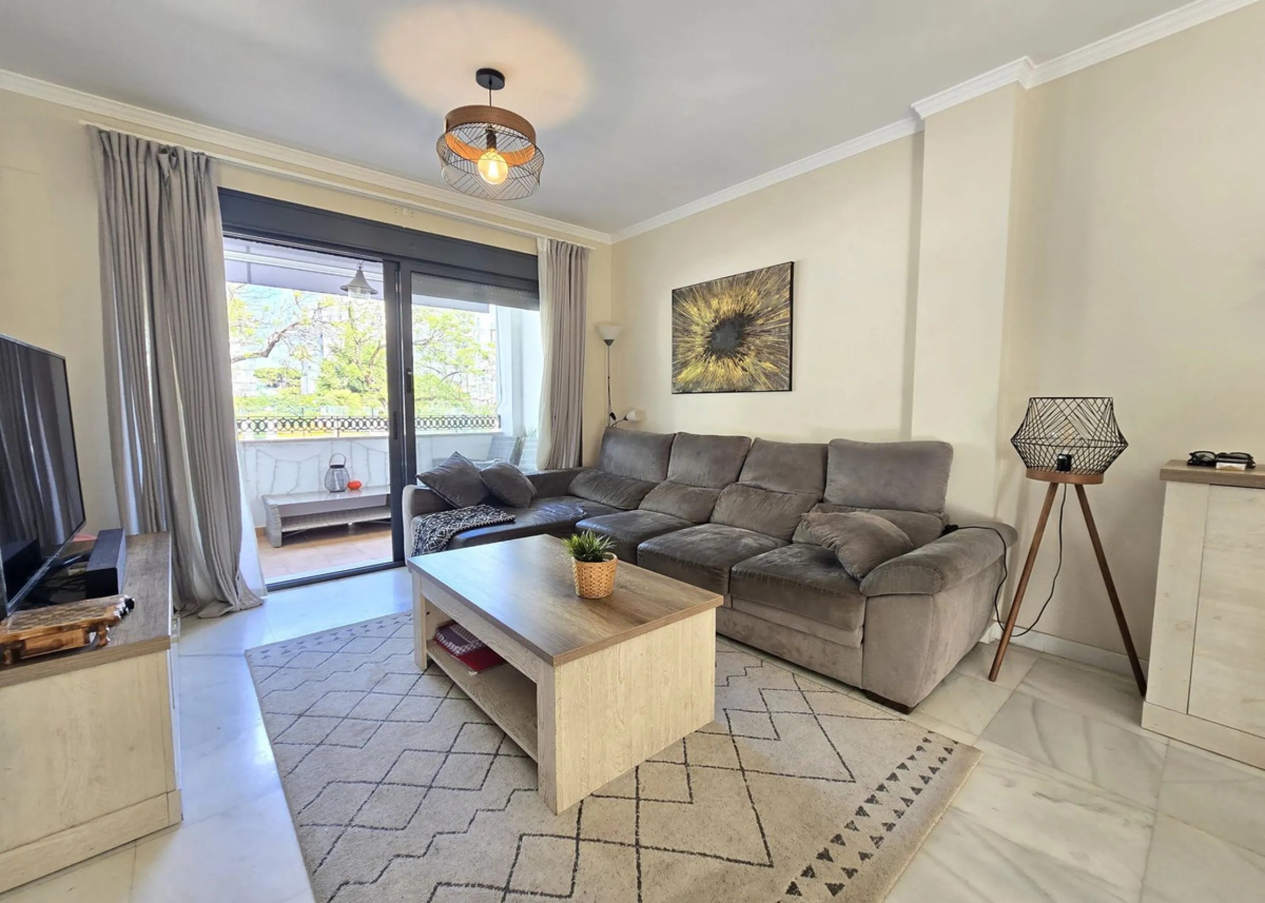 Just 600 metres from the beach and steps away from Bonanza Square!