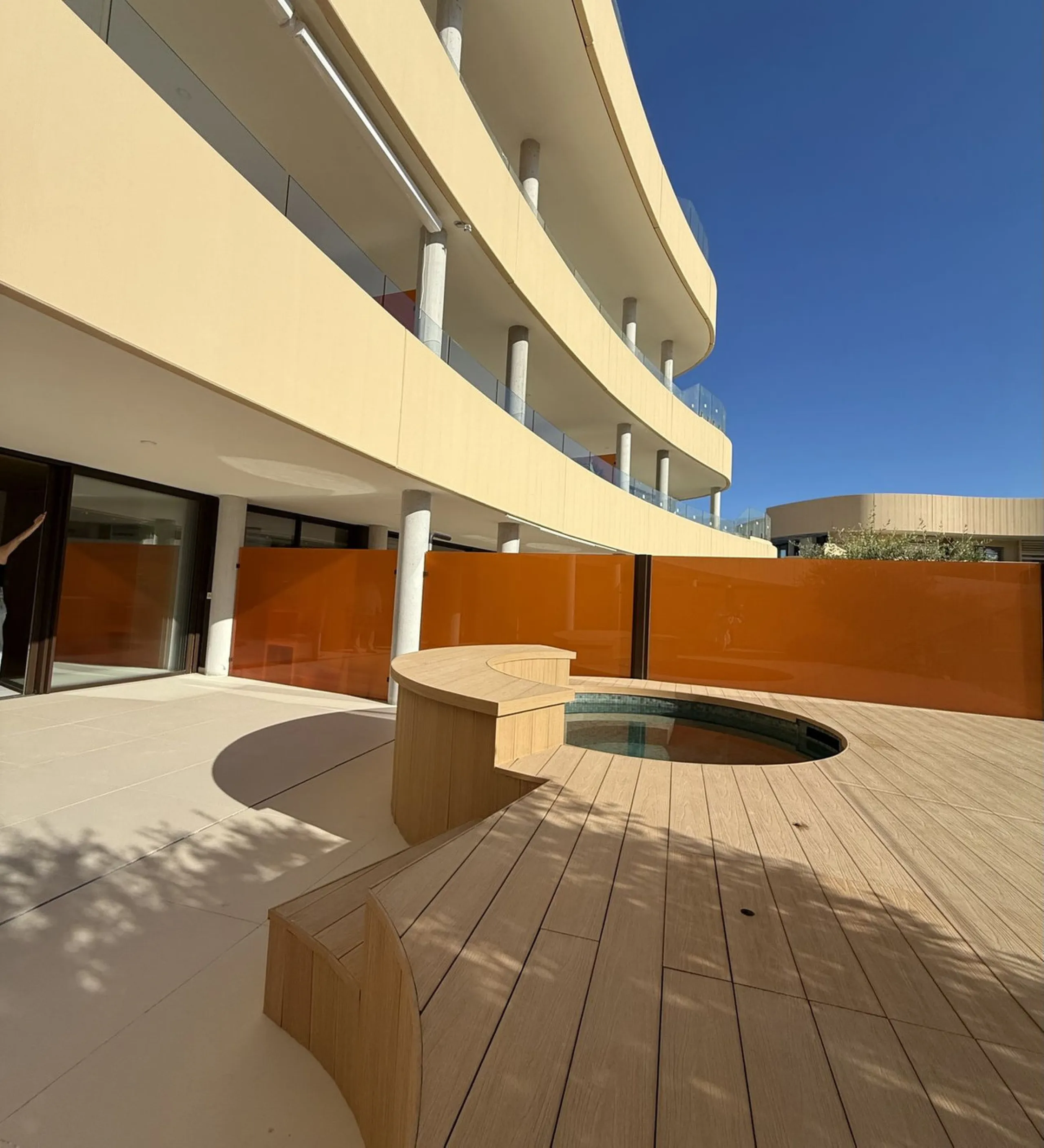 Conceived to integrate naturally into the Mediterranean landscape, this new residential complex is surrounded by green areas, open views of the sea and all the privileges of being part of the Resort ecosystem. A space that connects innovation, sustainabil