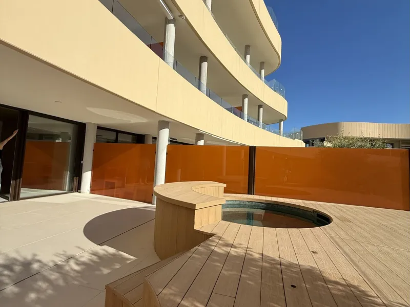 Conceived to integrate naturally into the Mediterranean landscape, this new residential complex is surrounded by green areas, open views of the sea and all the privileges of being part of the Resort ecosystem. A space that connects innovation, sustainabil