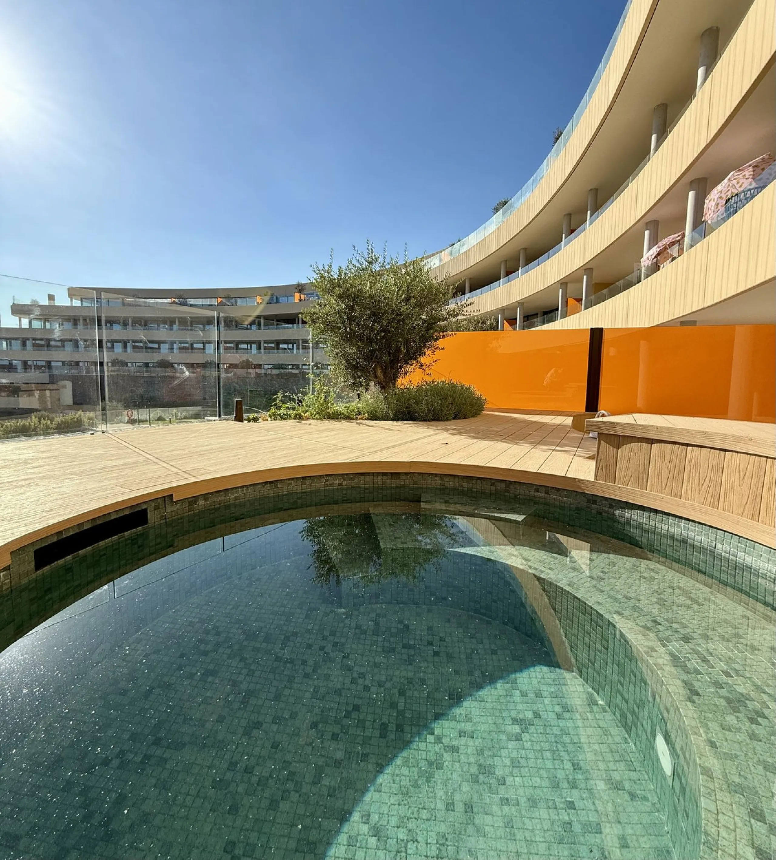 Conceived to integrate naturally into the Mediterranean landscape, this new residential complex is surrounded by green areas, open views of the sea and all the privileges of being part of the Resort ecosystem. A space that connects innovation, sustainabil