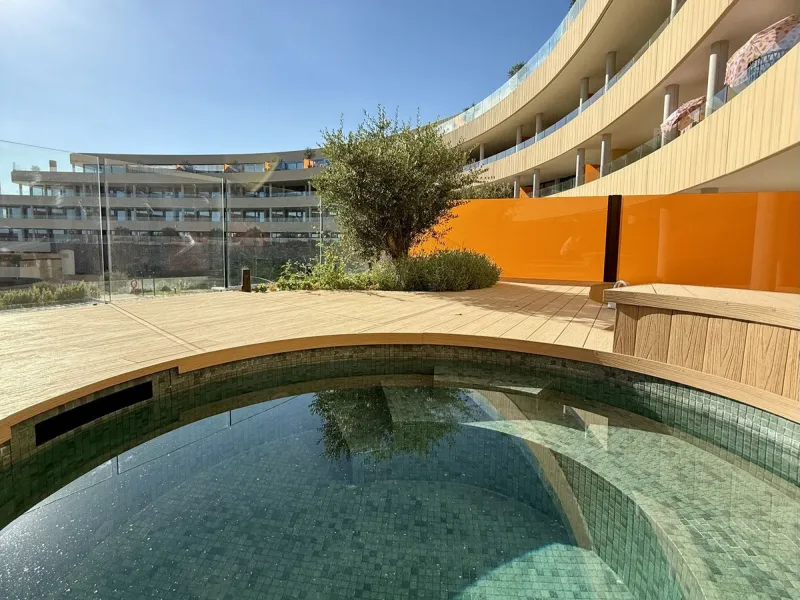 Conceived to integrate naturally into the Mediterranean landscape, this new residential complex is surrounded by green areas, open views of the sea and all the privileges of being part of the Resort ecosystem. A space that connects innovation, sustainabil