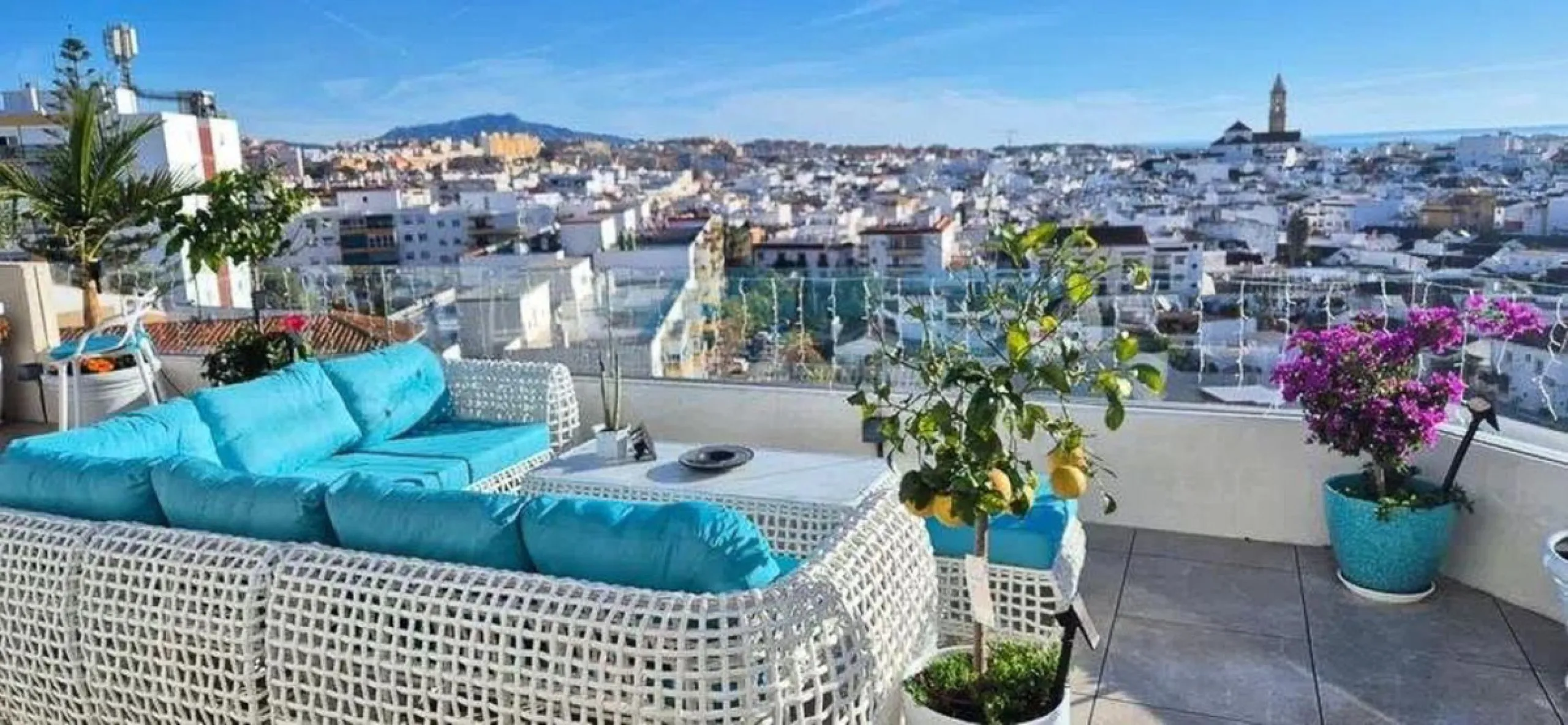 Apartment - Penthouse в продаже в Estepona, Málaga. В доме 2 спален и 2 ванных комнат. Площадь дома 175 м²