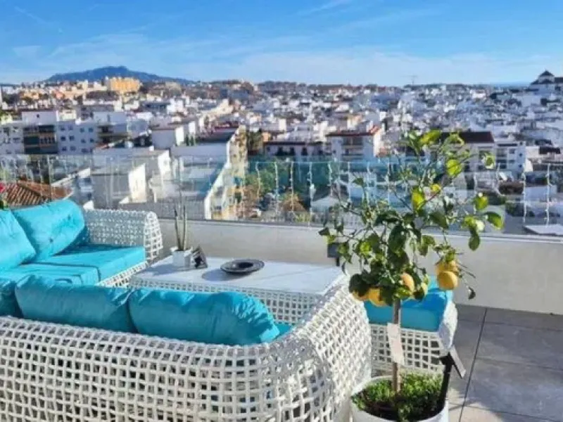 Experience luxury living in this spectacular and unique penthouse located in the heart of Estepona, just a 1-minute walk from the charming old town and a mere 5 minutes from the beach. This stunning property offers breathtaking sea and city views, perfect