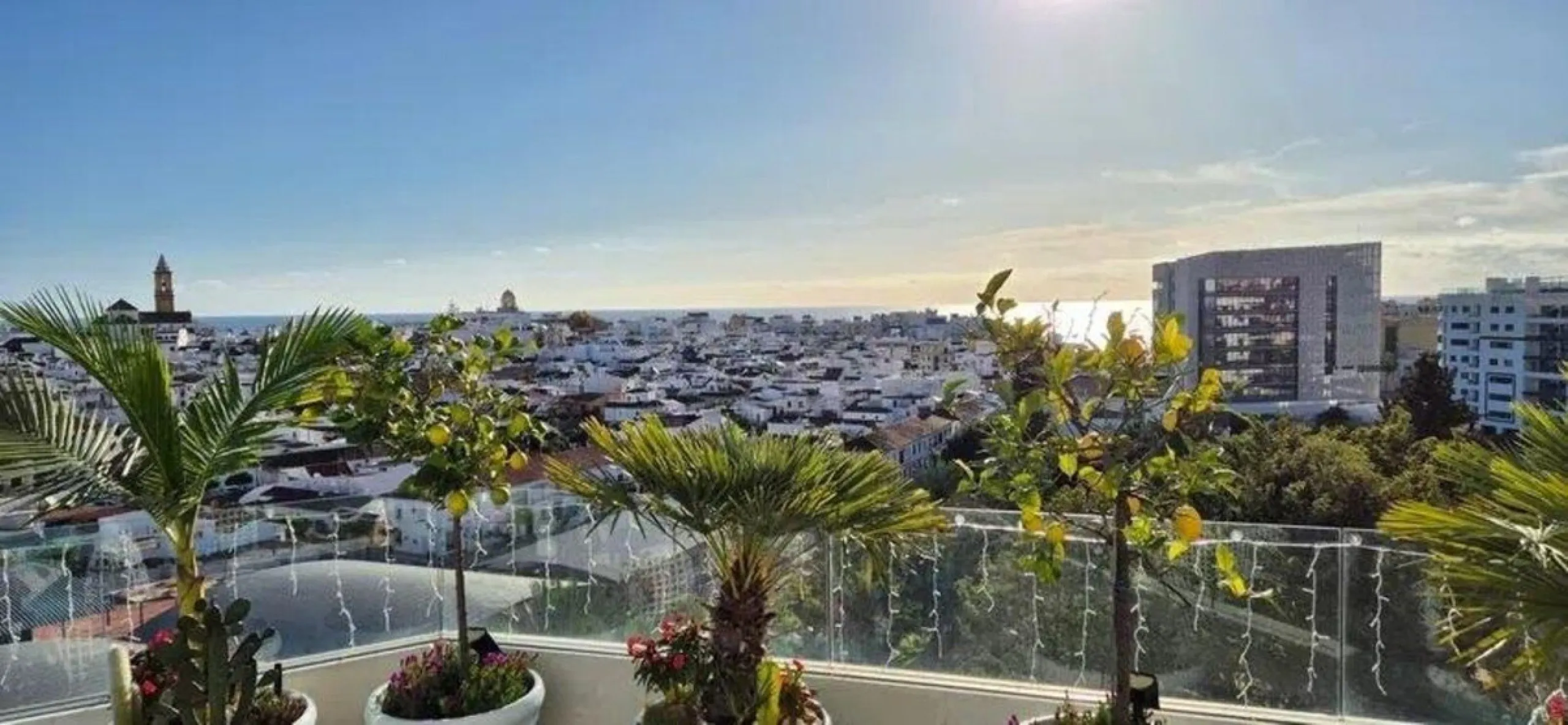 Apartment - Penthouse в продаже в Estepona, Málaga. В доме 2 спален и 2 ванных комнат. Площадь дома 175 м²